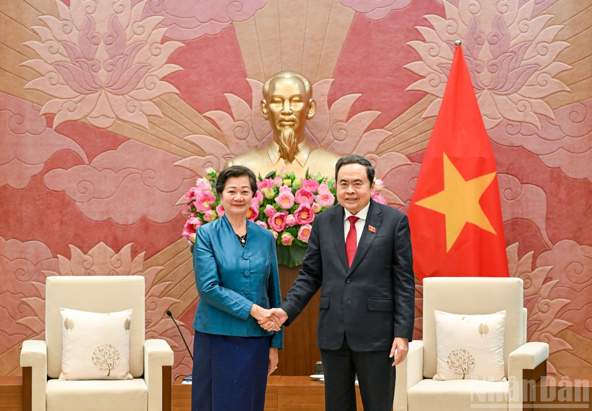 El presidente de la Asamblea Nacional de Vietnam, Tran Thanh Man, y la embajadora de Camboya, Chea Kimtha.