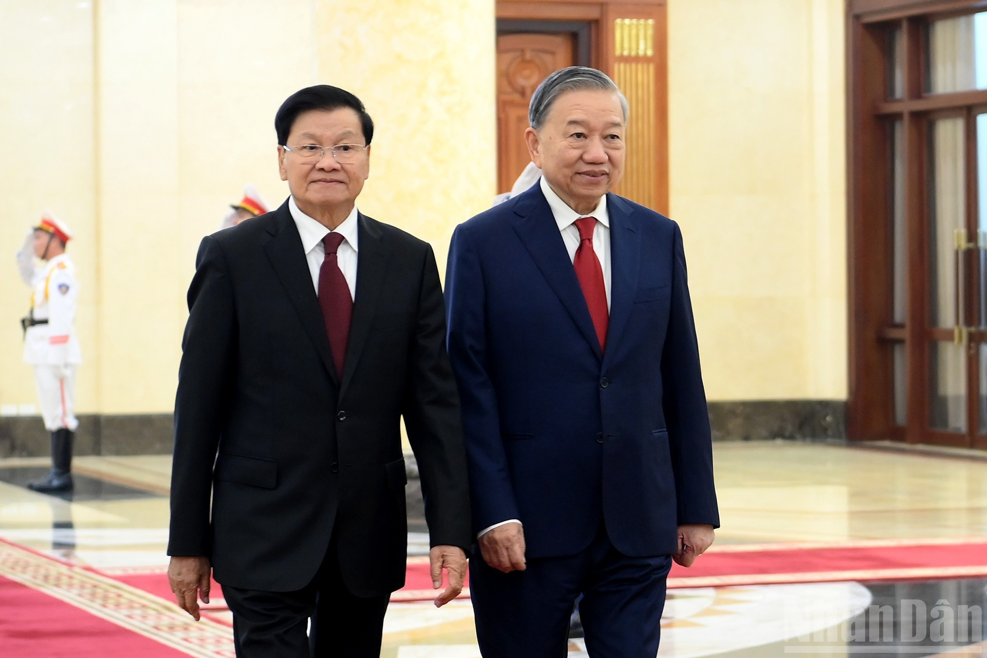 El secretario general del Partido Comunista de Vietnam, To Lam, y el secretario general del Partido Popular Revolucionario y presidente de Laos, Thongloun Sisoulith.