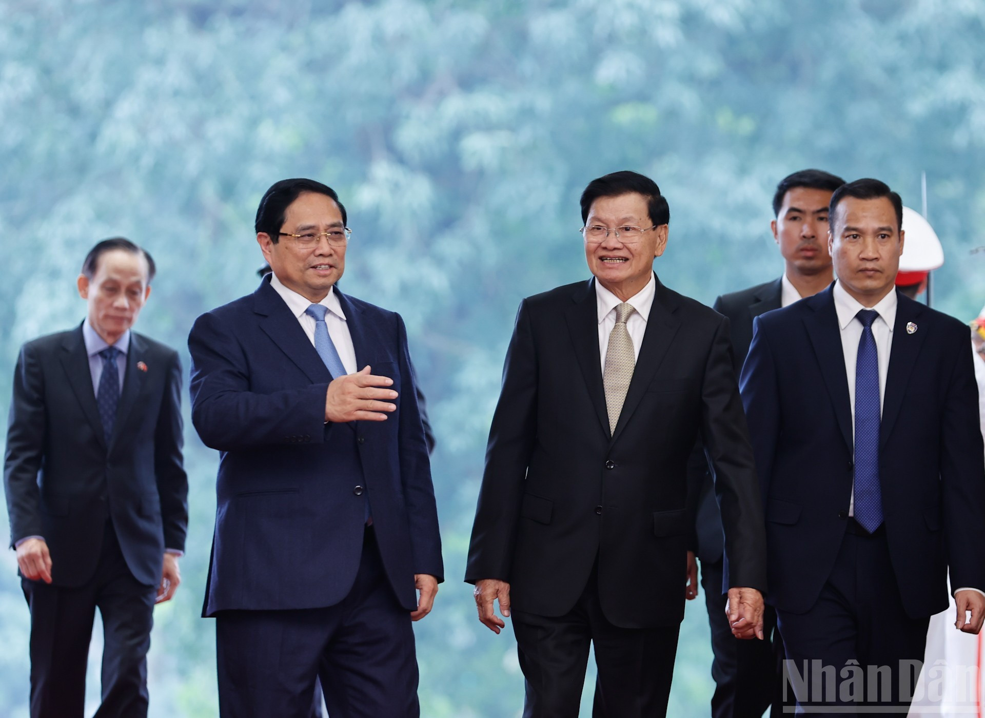 El primer ministro de Vietnam, Pham Minh Chinh, recibe al secretario general del Partido Popular Revolucionario y presidente de Laos, Thongloun Sisoulith.