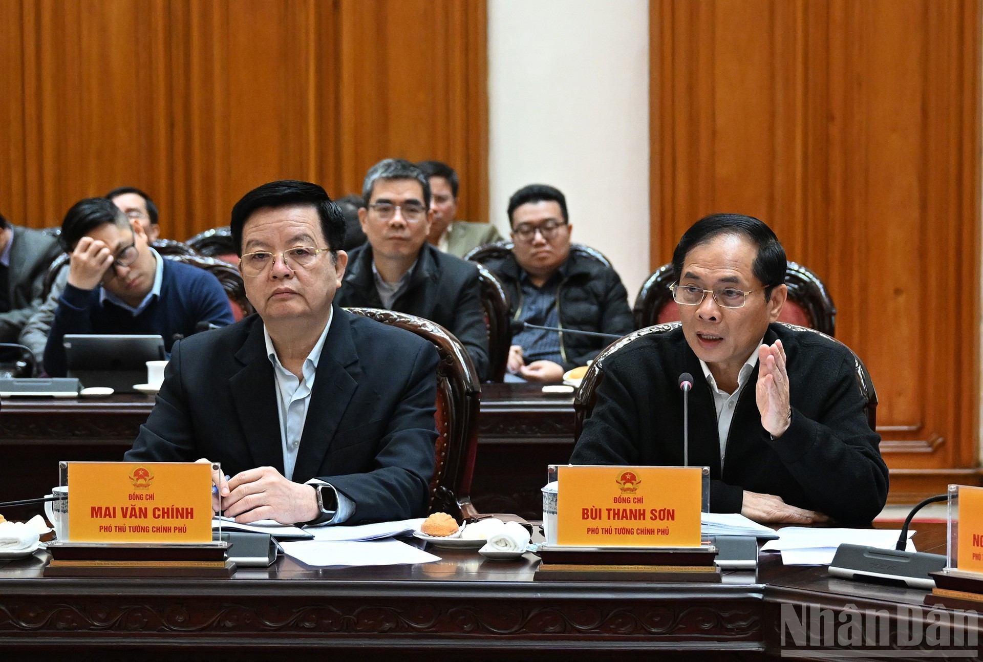 El viceprimer ministro Bui Thanh Son habla en la reunión.