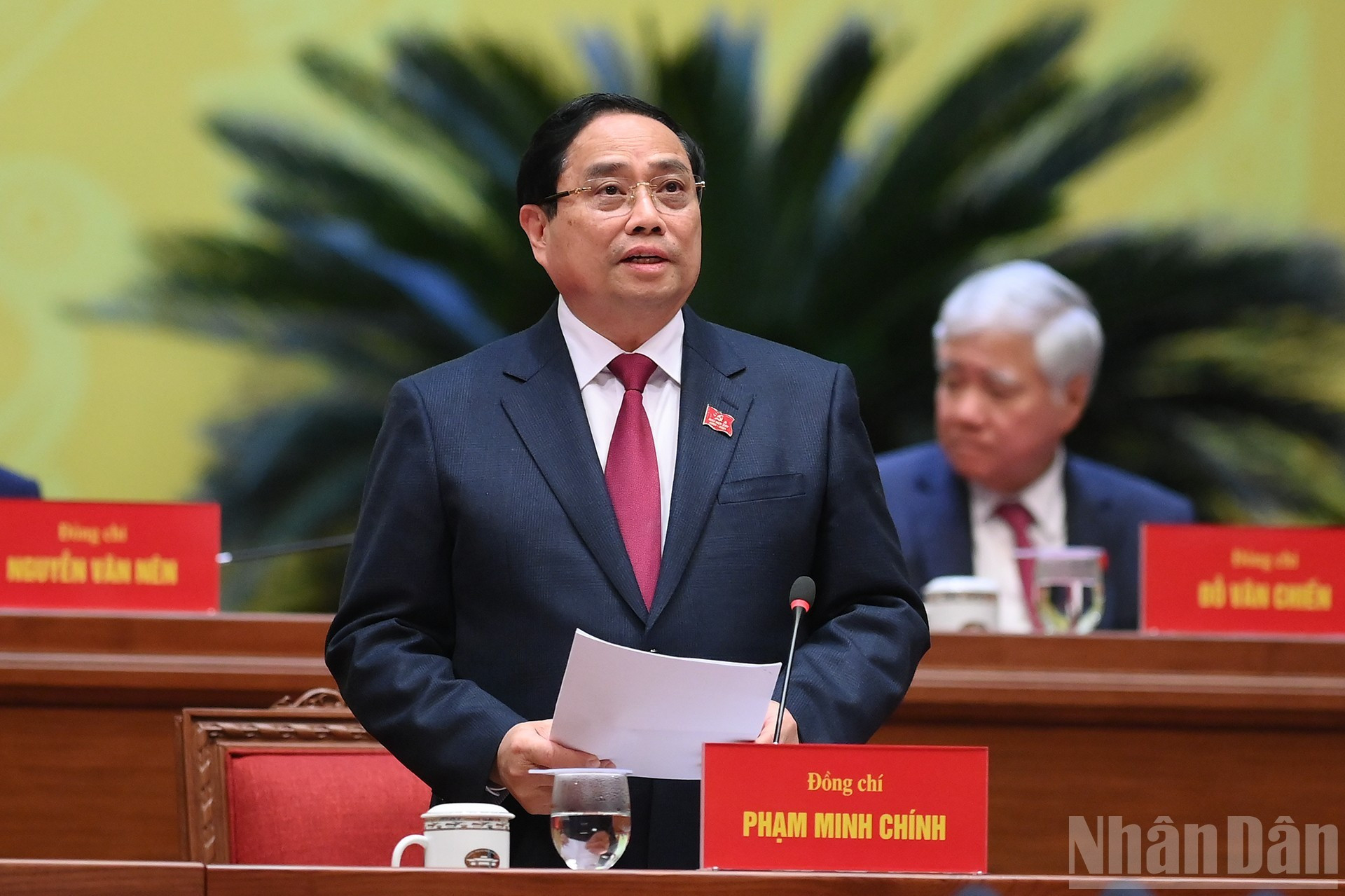 El primer ministro Pham Minh Chinh dirige la sesión de clausura.