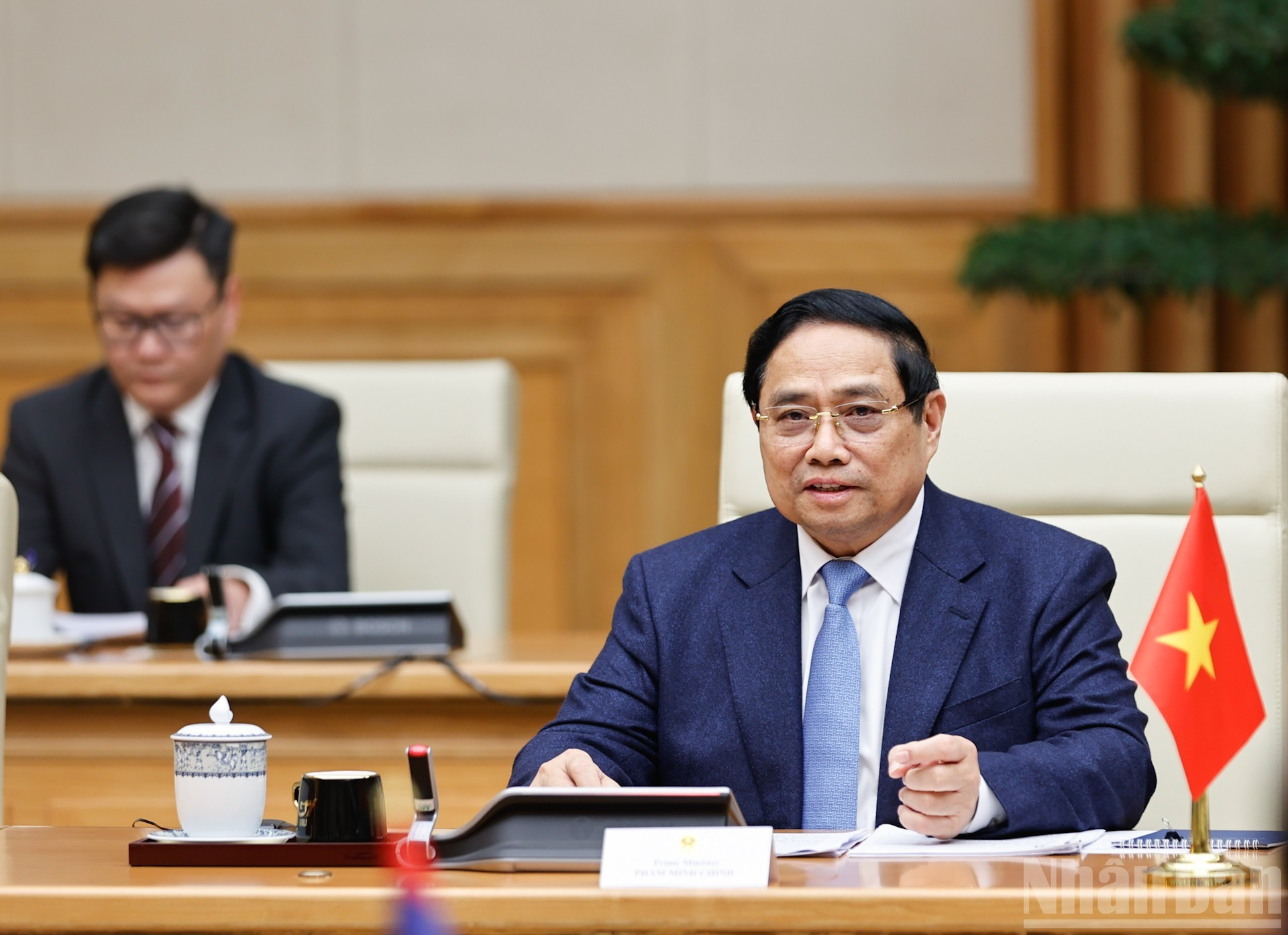 Minh Chinh habla en la reunión.