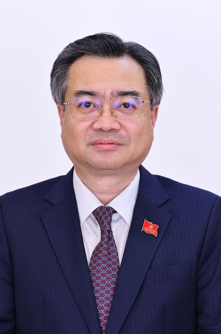 NGUYEN THANH NGHI, miembro del Comité Central del PCV, jefe de la Comisión de Políticas y Estrategias del Comité Central del PCV