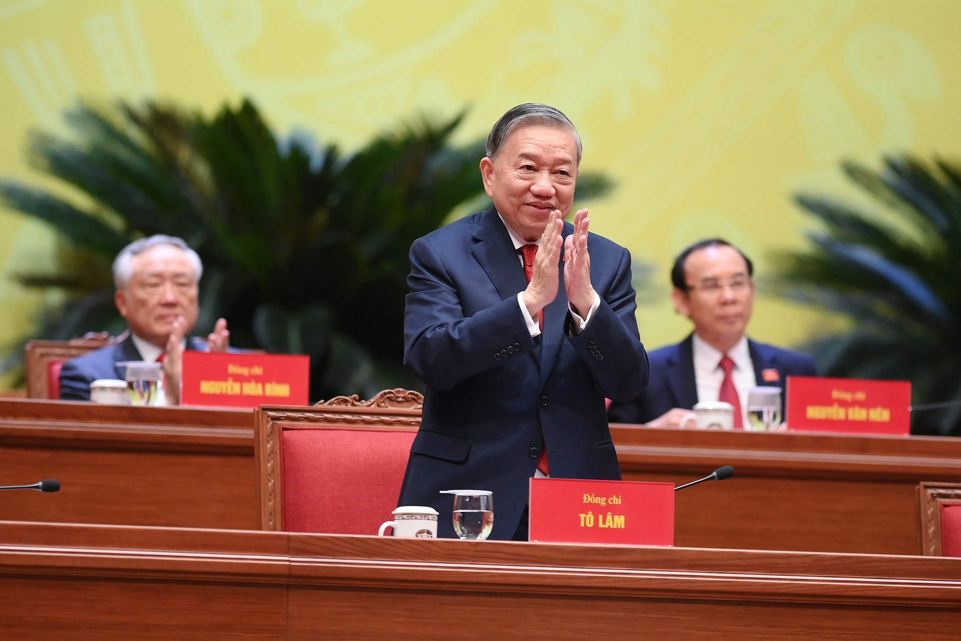 El secretario general To Lam, habla en la cita.