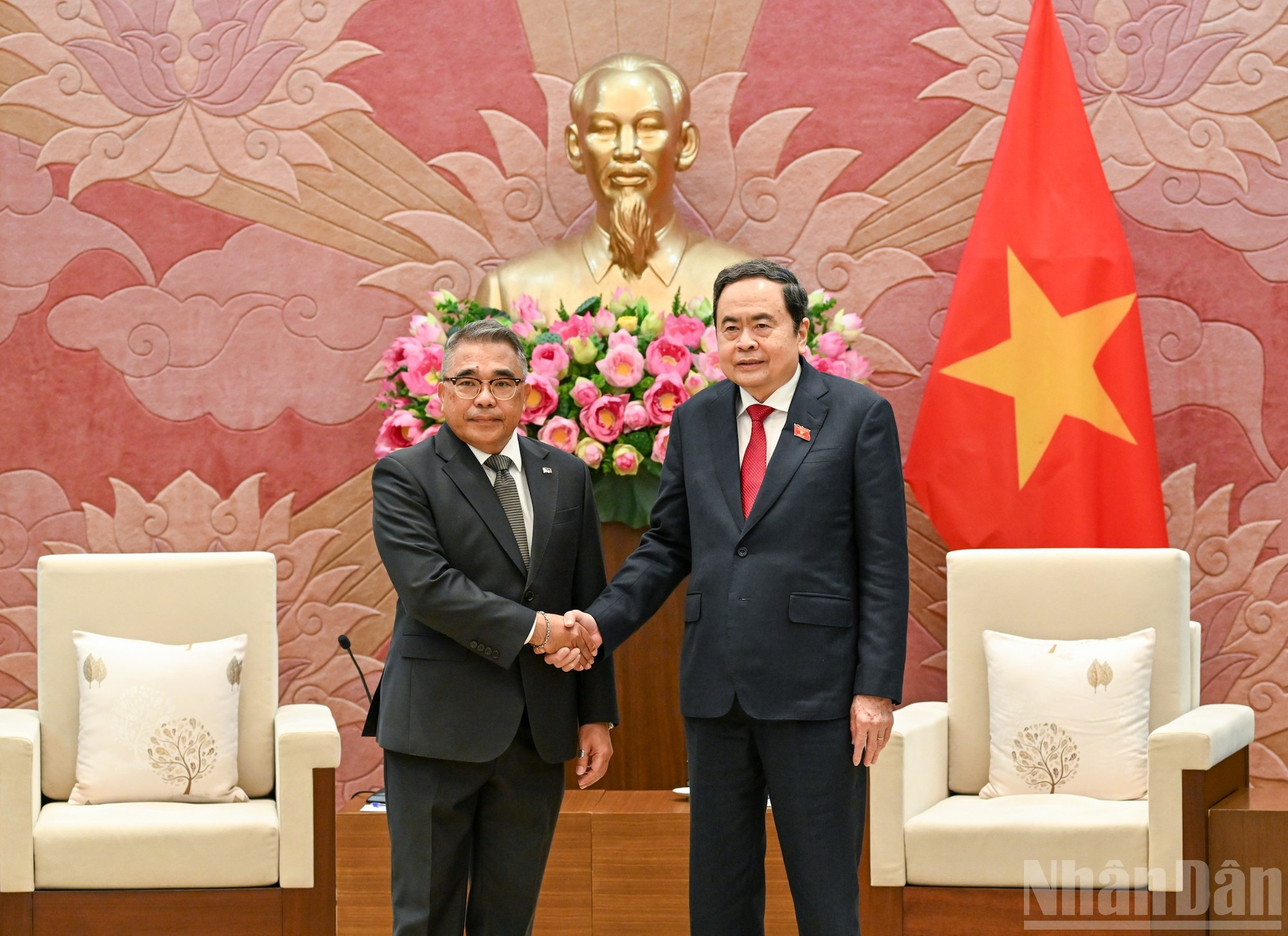 El presidente de la Asamblea Nacional Tran Thanh Man y el embajador de Filipinas, Meynardo Los Banos Montealegre.