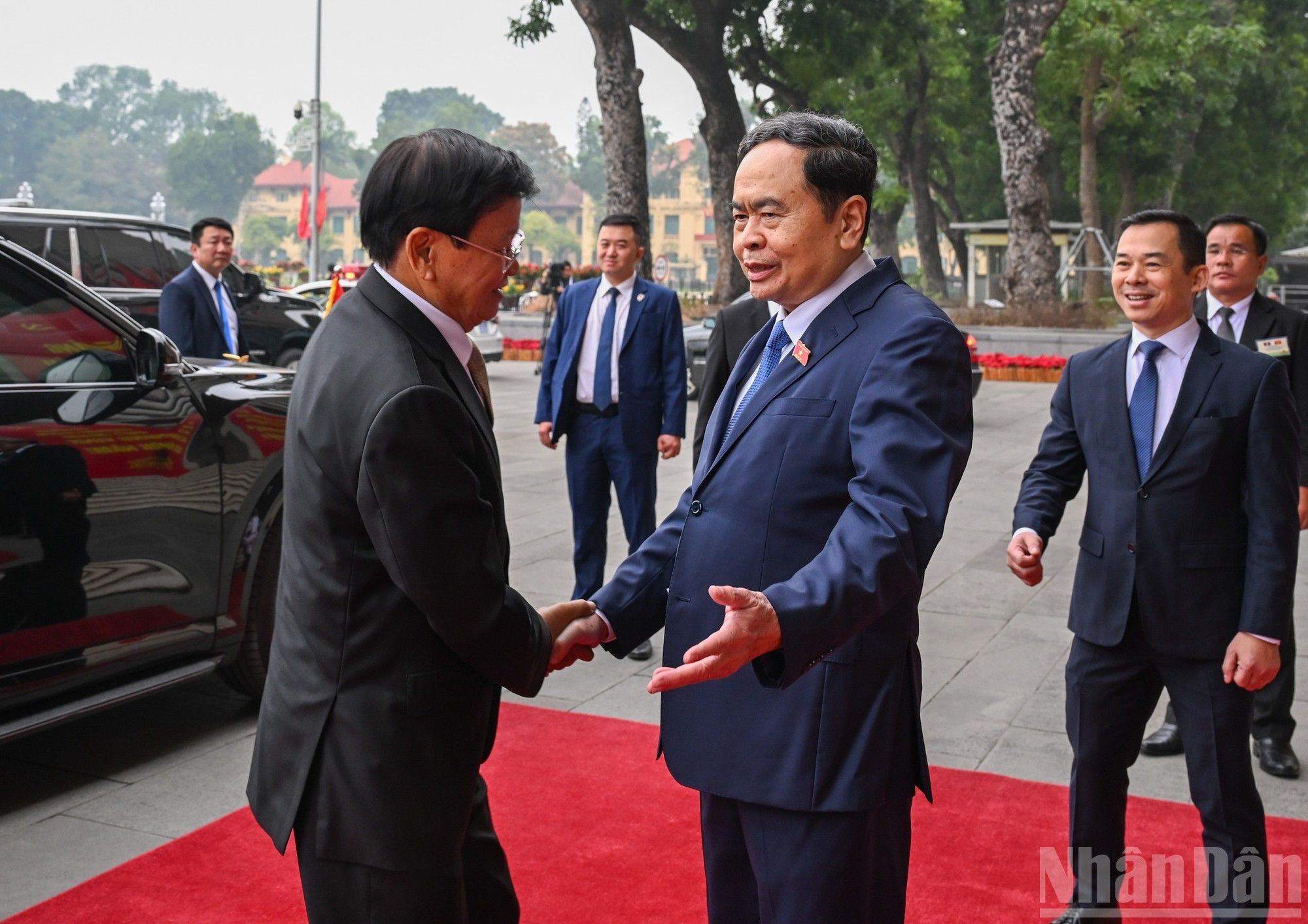 El presidente de la Asamblea Nacional de Vietnam, Tran Thanh Man, recibe al secretario general del Partido Popular Revolucionario y presidente de Laos, Thongloun Sisoulith.