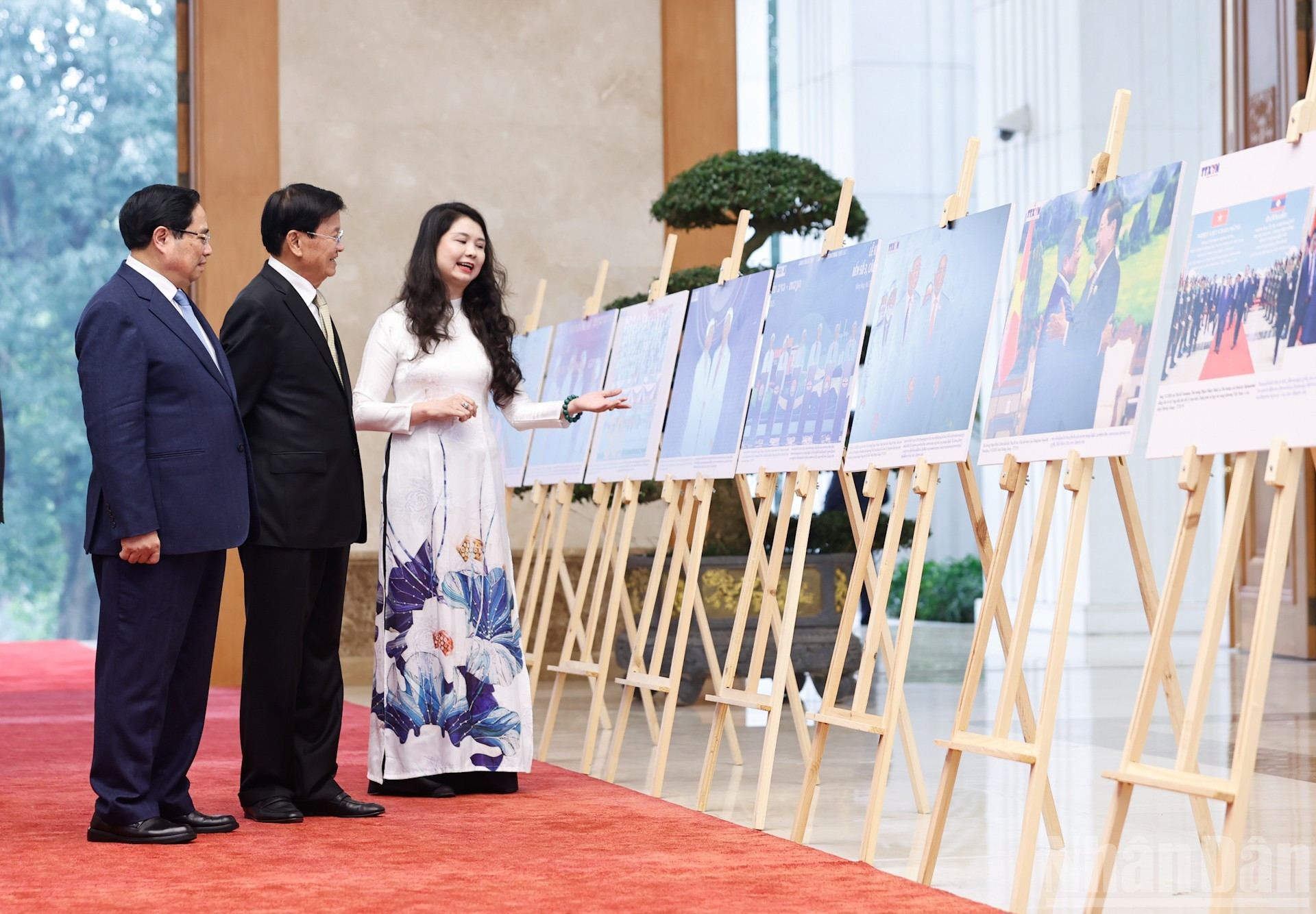 Los dos dirigentes recorren una exposición de imágenes sobre las actividades de cooperación entre ambos países.
