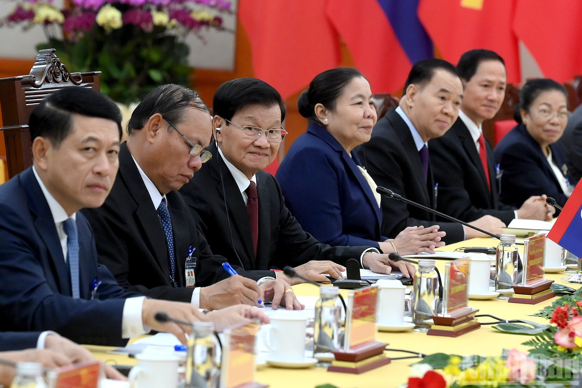 Thongloun Sisoulith interviene en el evento.