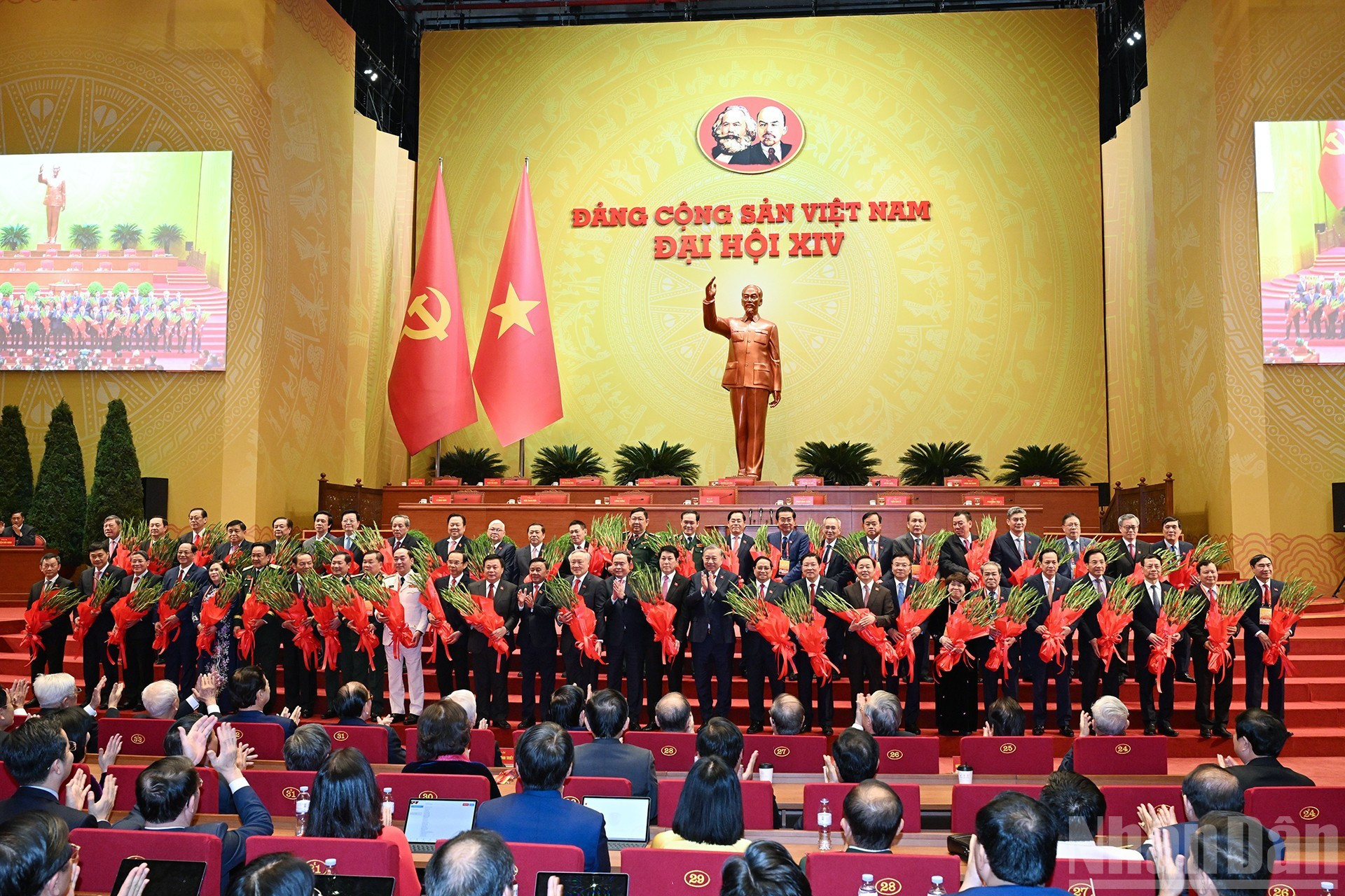 Entrega flores a los camaradas que no son miembros del Comité Central del PCV del XIV mandato.