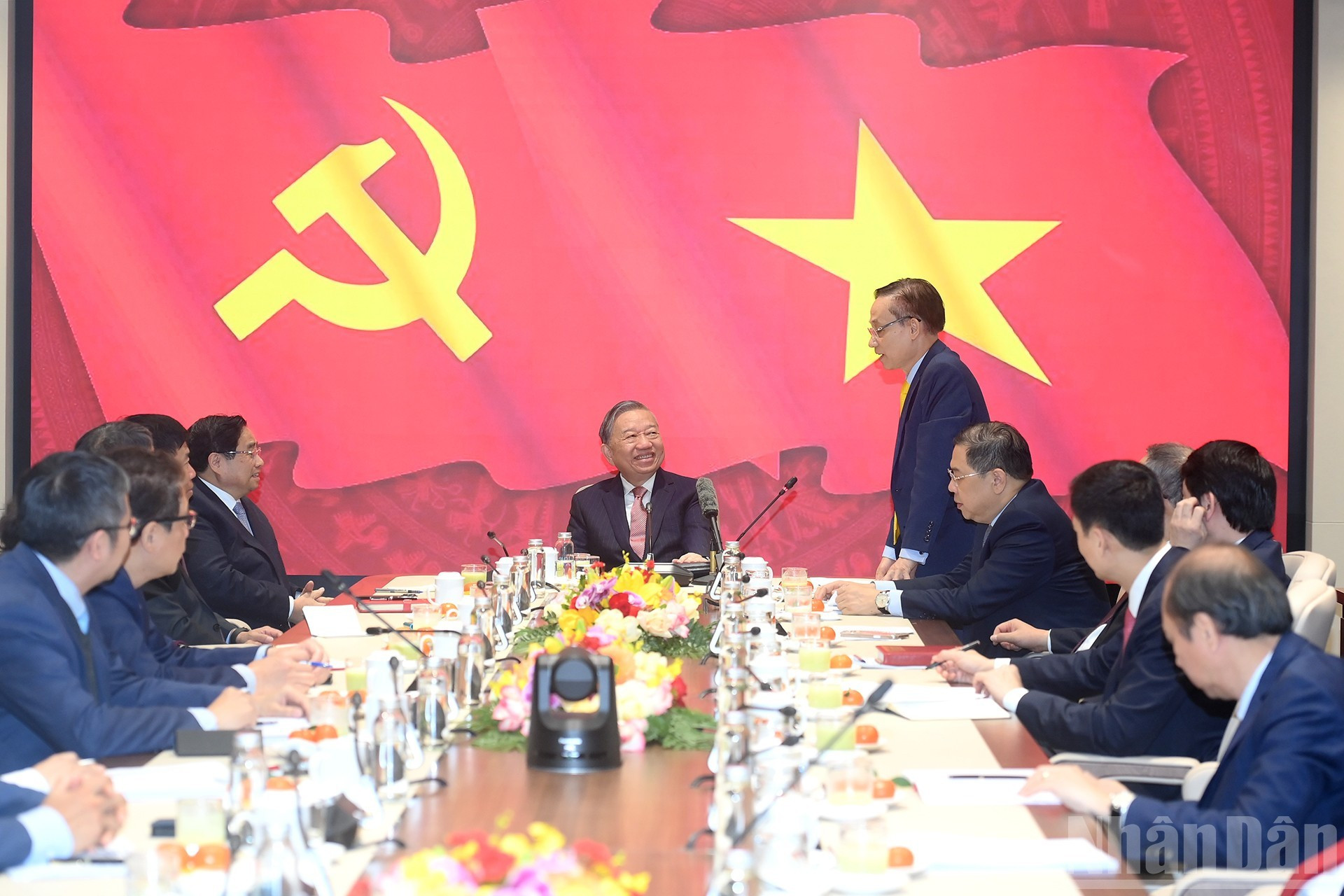 El ministro de Relaciones Exteriores, Le Hoai Trung, habla en la sesión de trabajo.