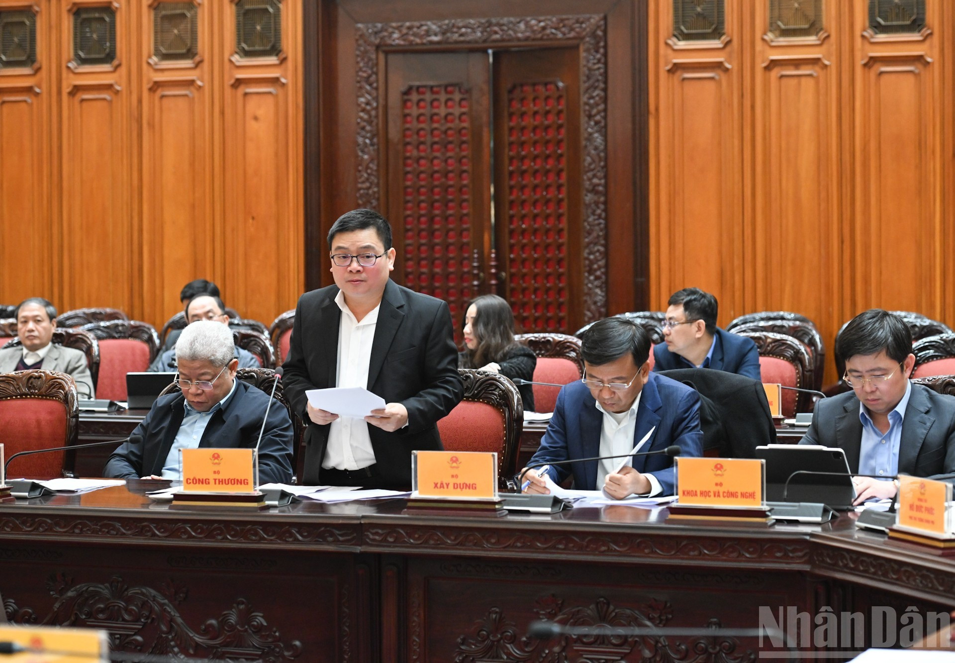 El viceministro de Industria y Comercio Truong Thanh Hoai habla en la sesión.