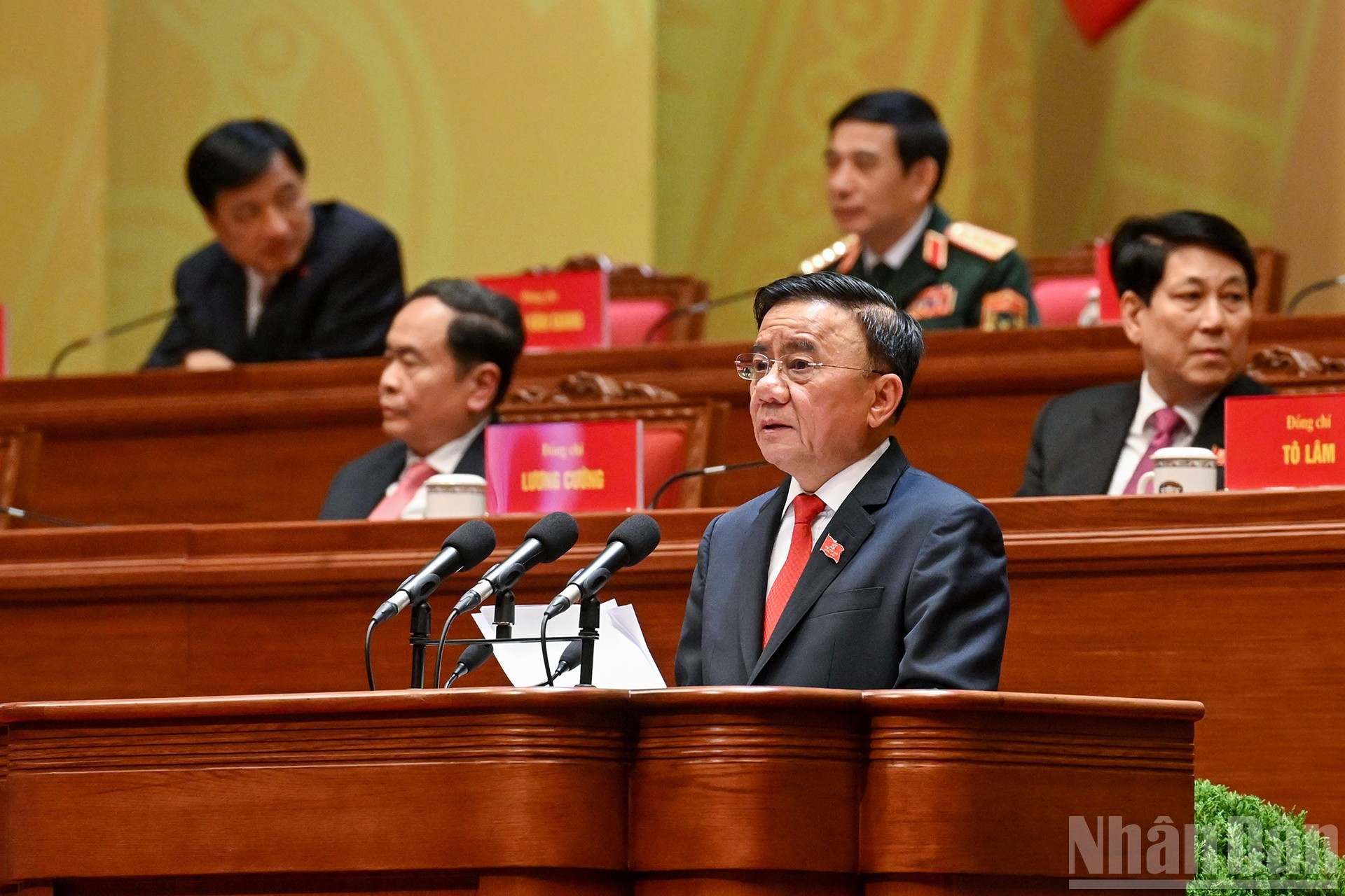 Tran Cam Tu, miembro del Buró Político del Comité Central del PCV, miembro permanente del Secretariado del Comité Central del PCV, secretario del Comité del Partido de las agencias centrales del Partido, en el evento.