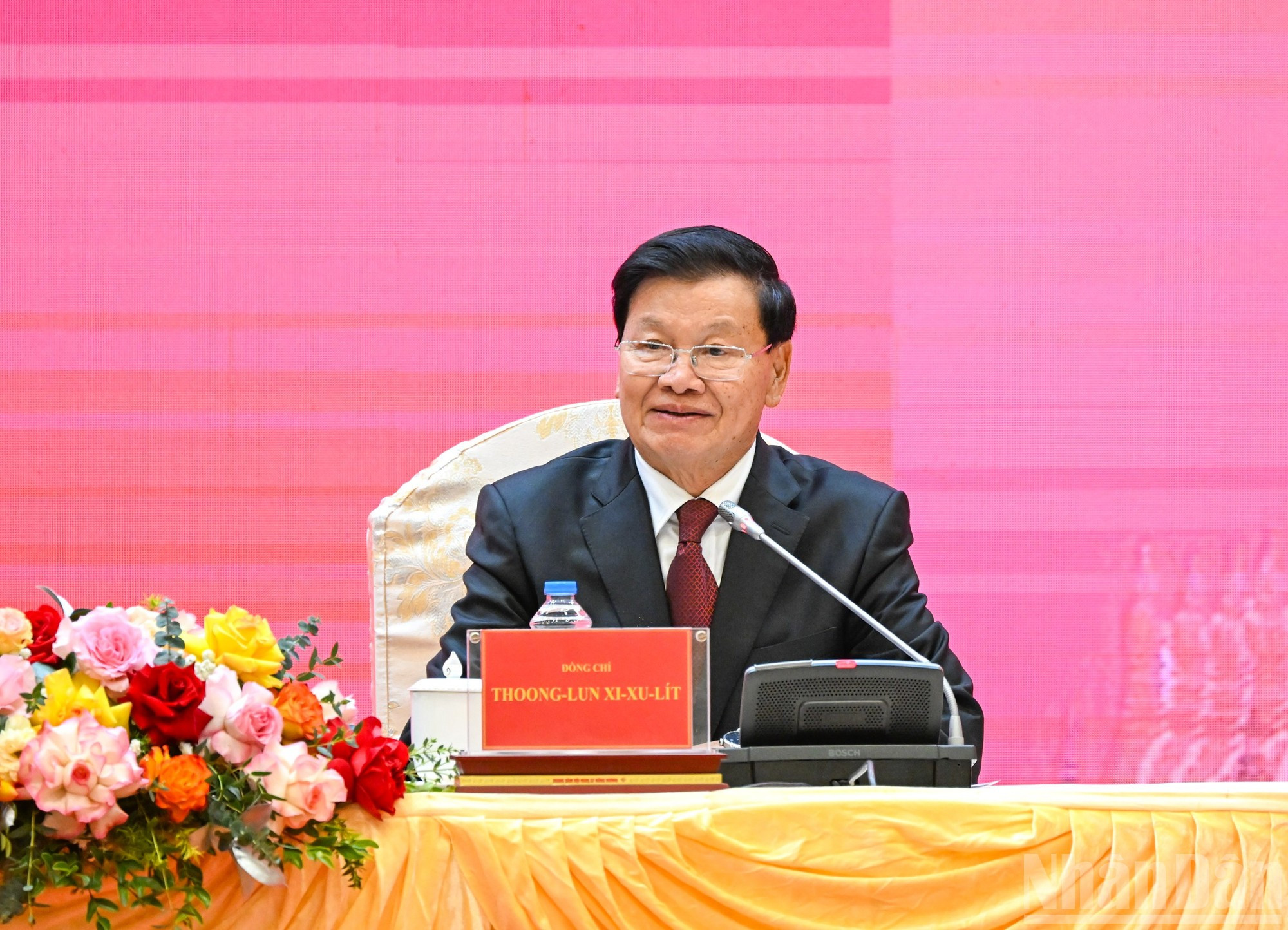 Thongloun Sisoulith habla en el evento.