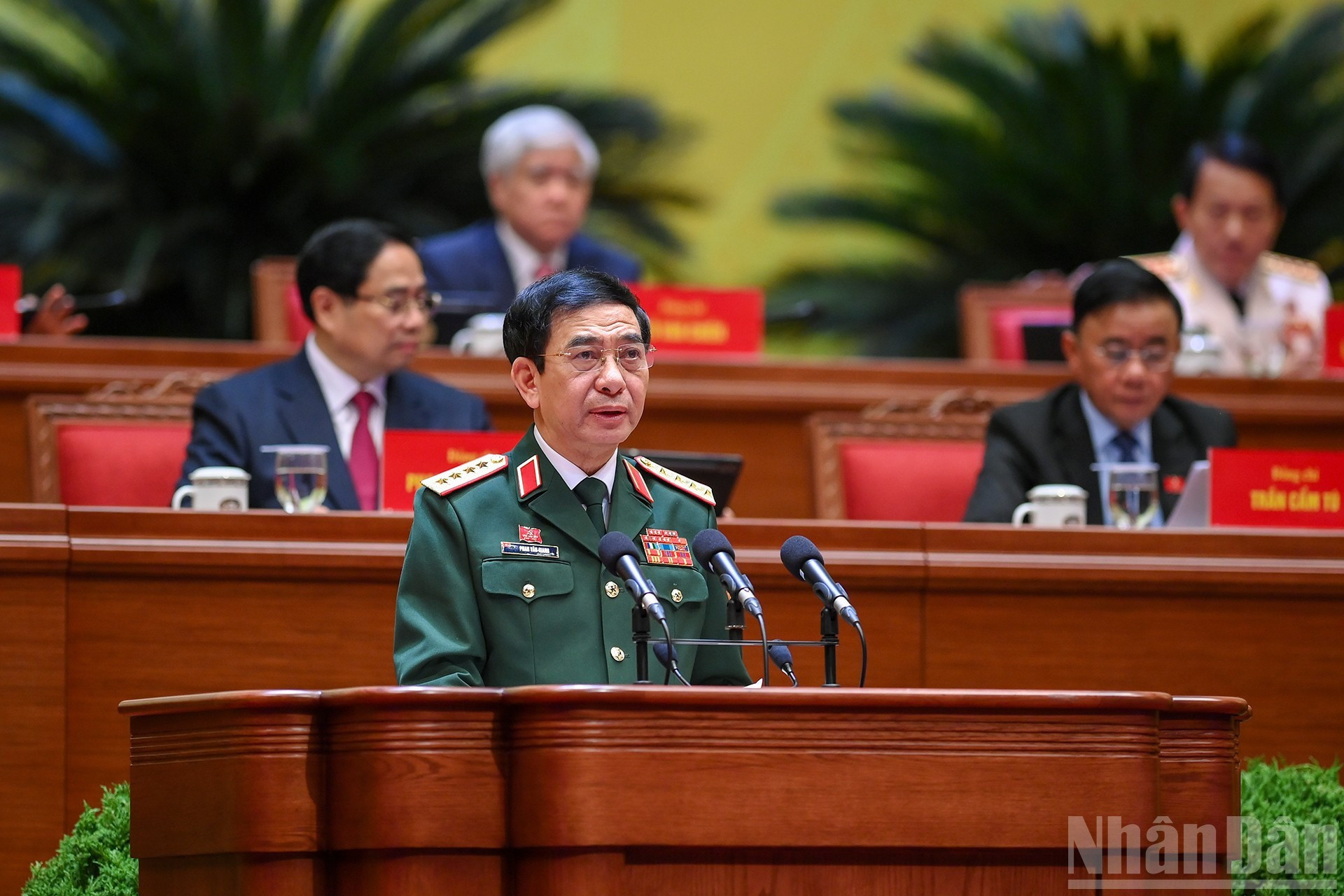 El general Phan Văn Giang, miembro del Buró Político del Comité Central del PCV, vicesecretario de la Comisión Militar Central y ministro de Defensa, presenta una ponencia en el Congreso.