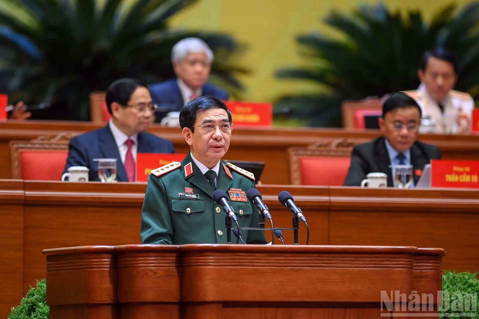 El general Phan Văn Giang, miembro del Buró Político del Comité Central del PCV, vicesecretario de la Comisión Militar Central y ministro de Defensa, presenta una ponencia en el Congreso.