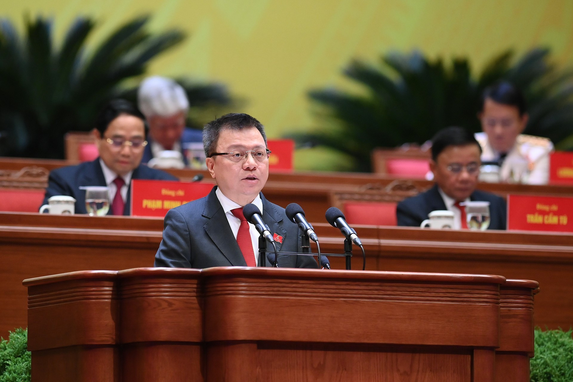 Le Quoc Minh, miembro de la Secretaría, lee la lista de partidos políticos, organizaciones y amigos internacionales que envían cartas y mensajes de felicitación al XIV Congreso del Partido.