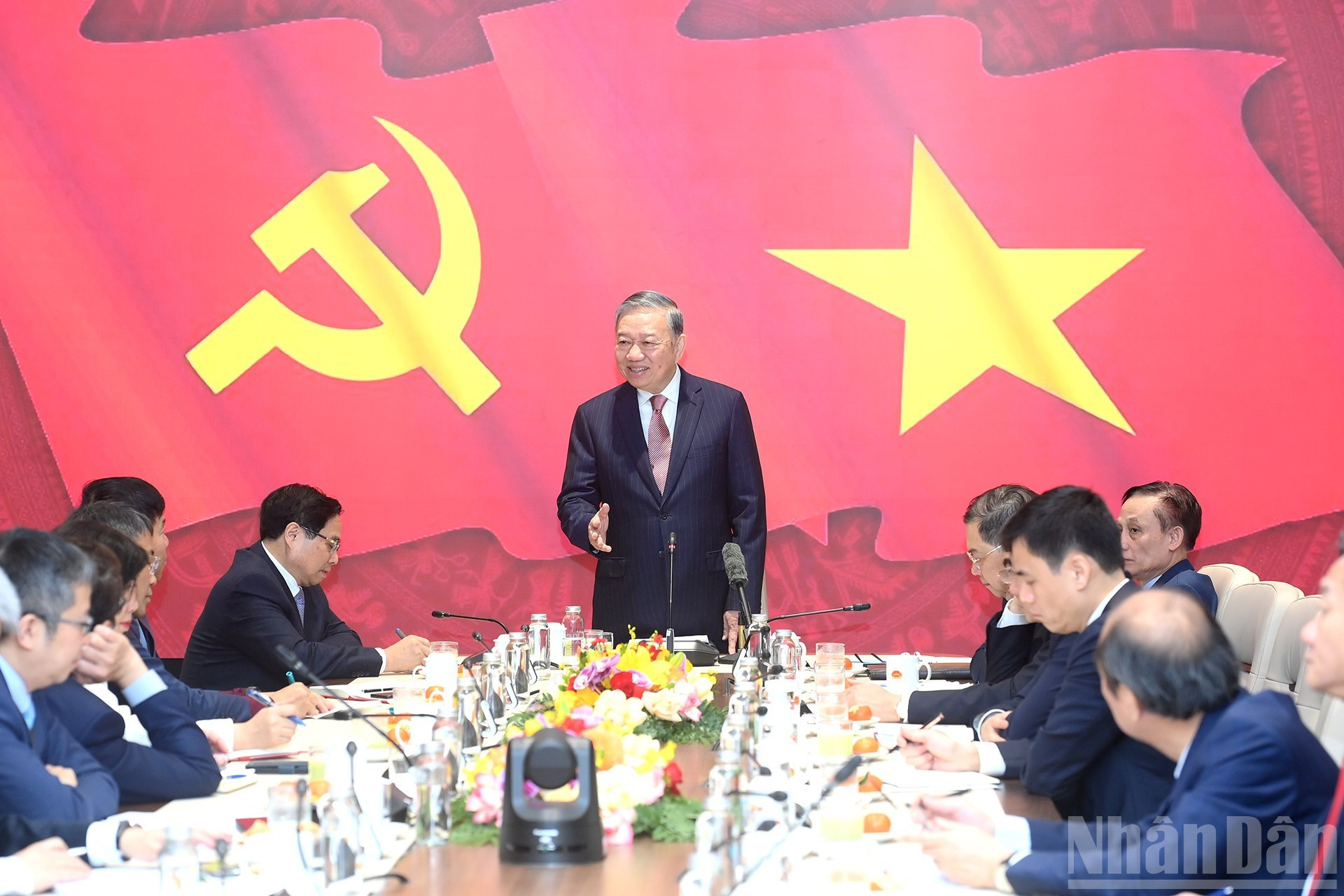 El líder partidista en la cita.