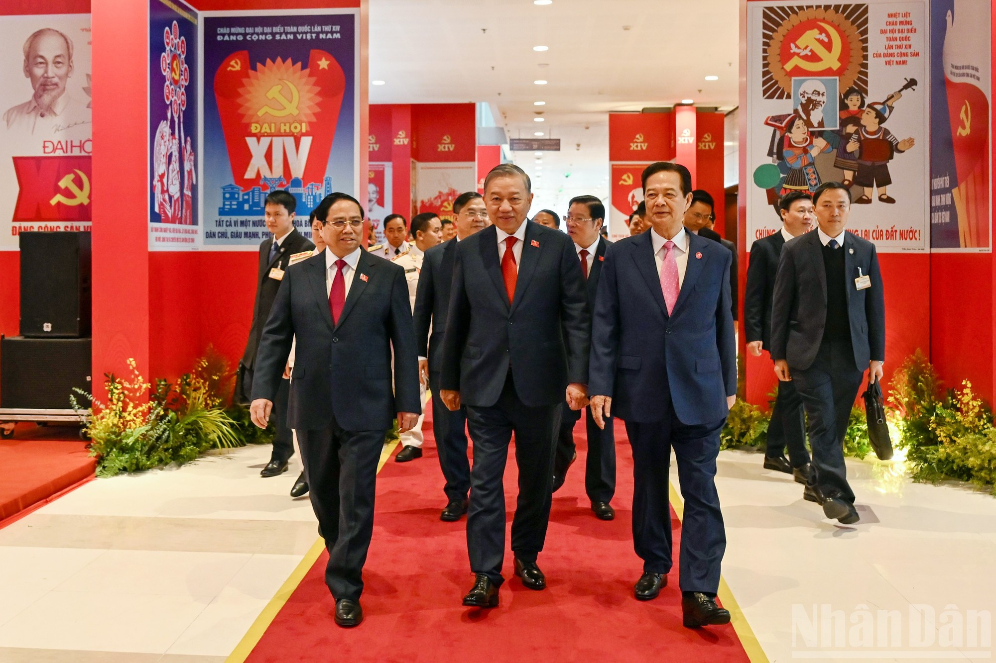 El secretario general del PCV, To Lam, y delegados llegan a la reunión.