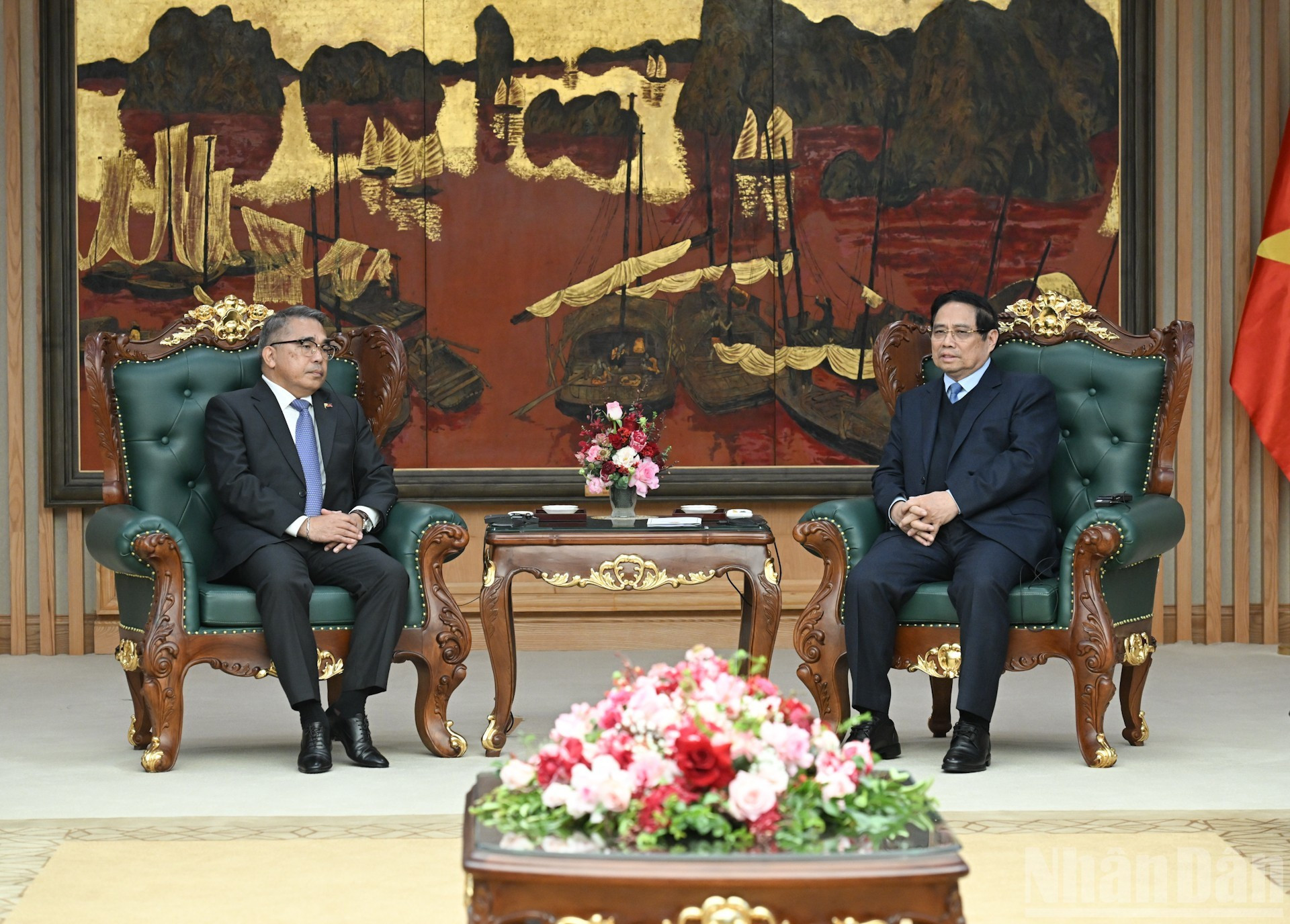 El premier vietnamita recibe al diplomático filipino.