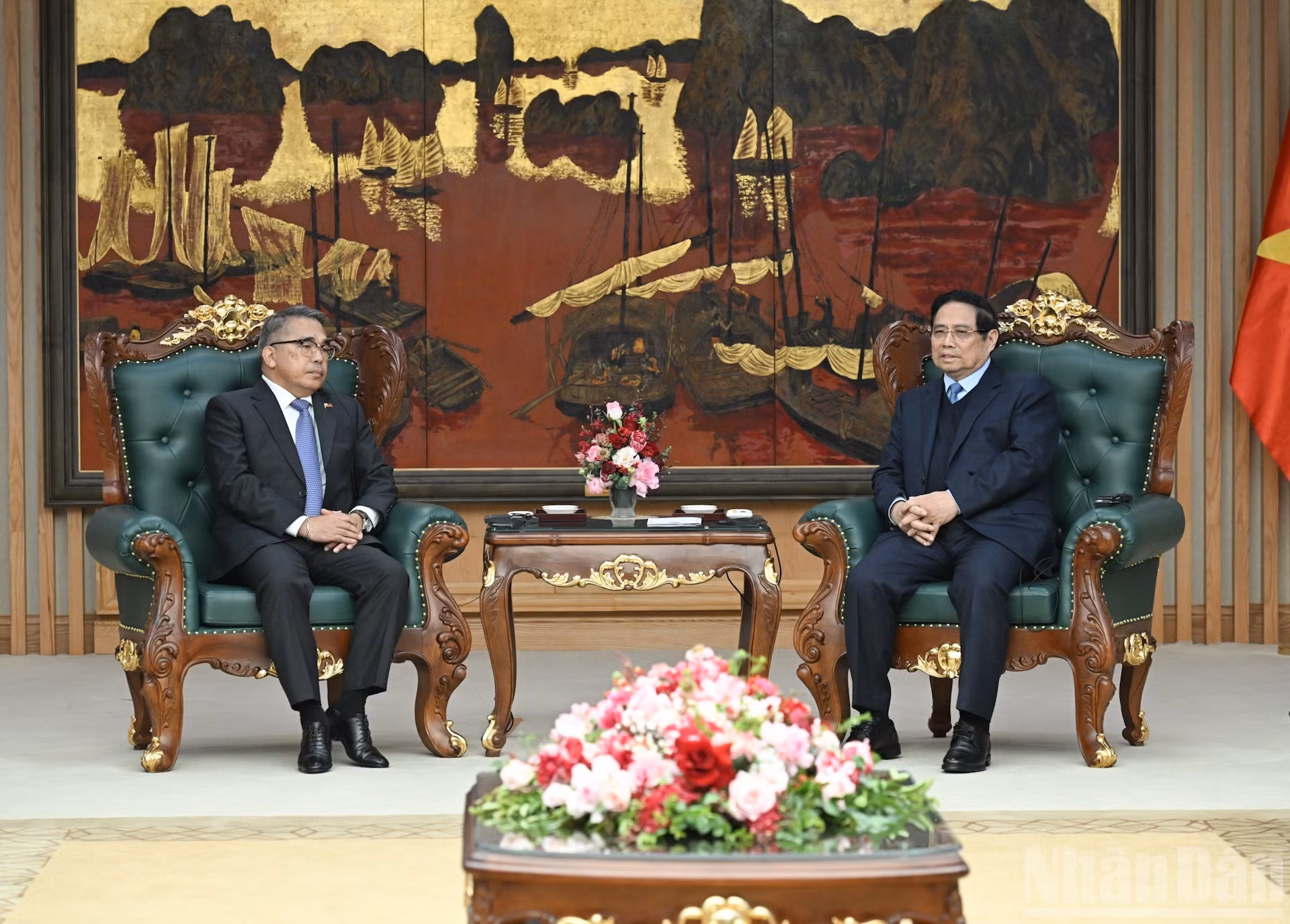 El premier vietnamita recibe al diplomático filipino.