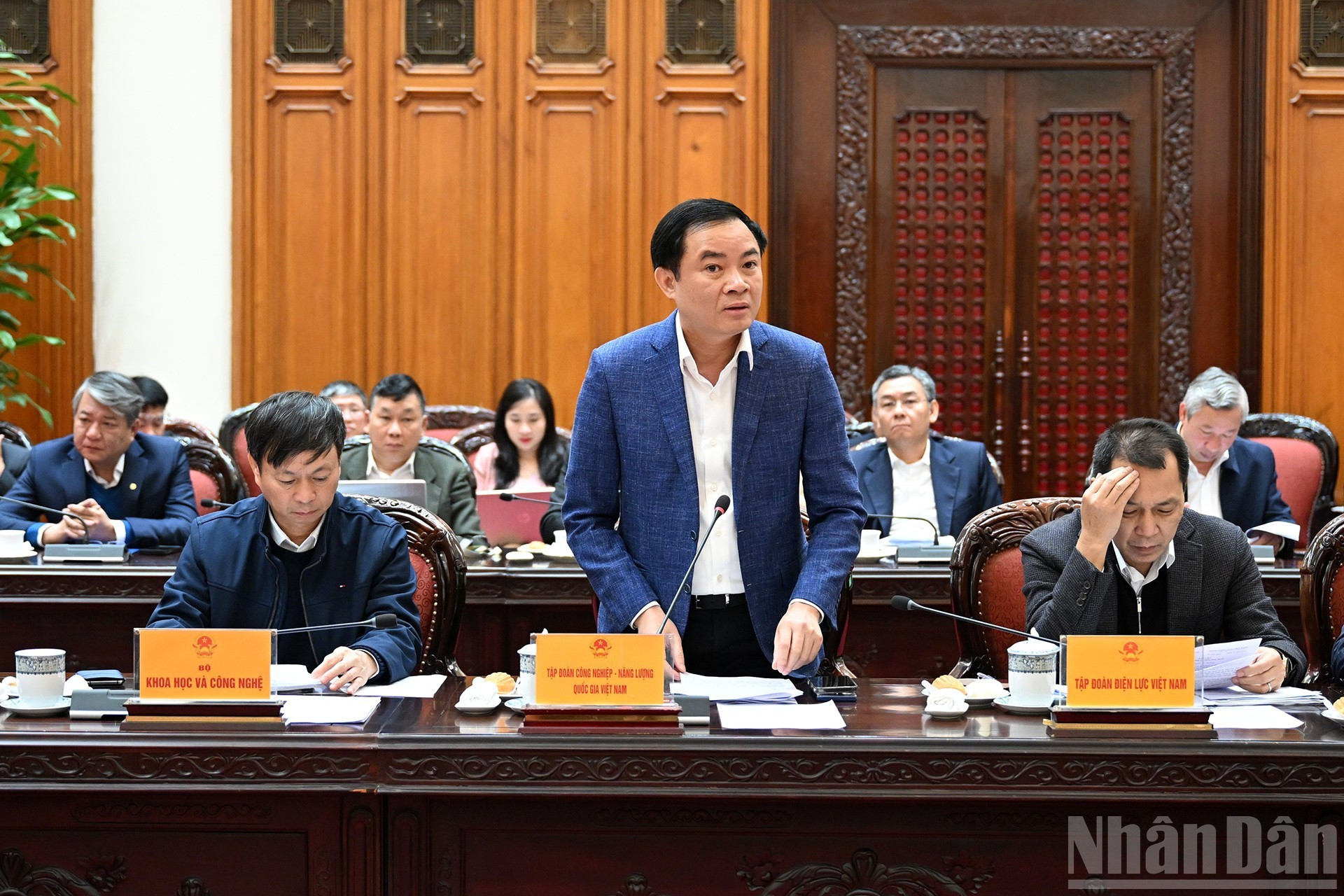 El presidente de la Corporación Nacional de Energía e Industria de Vietnam, Le Ngoc Son, habla en la reunión.