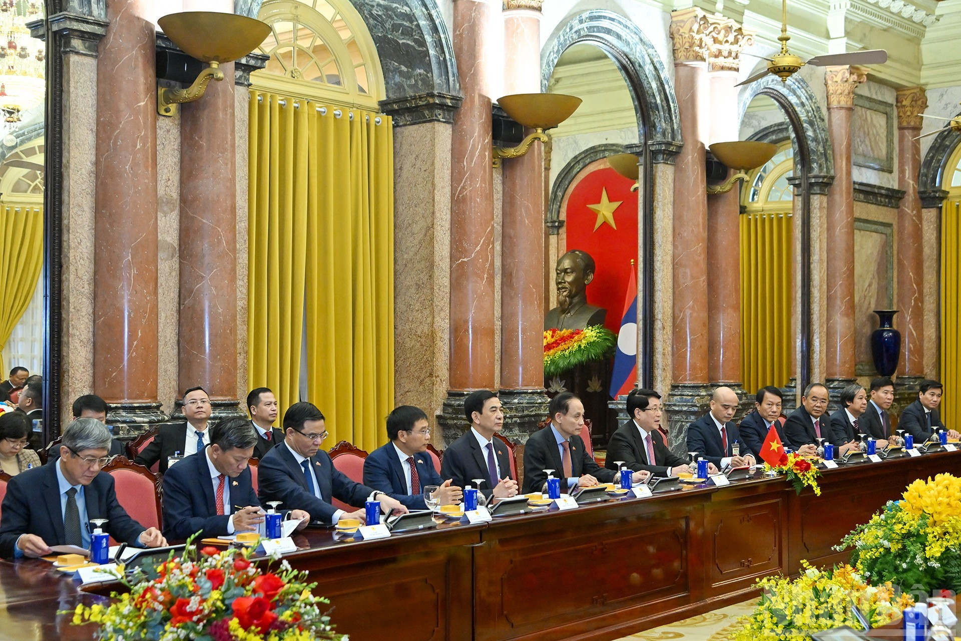 Asistentes vietnamitas en el encuentro.