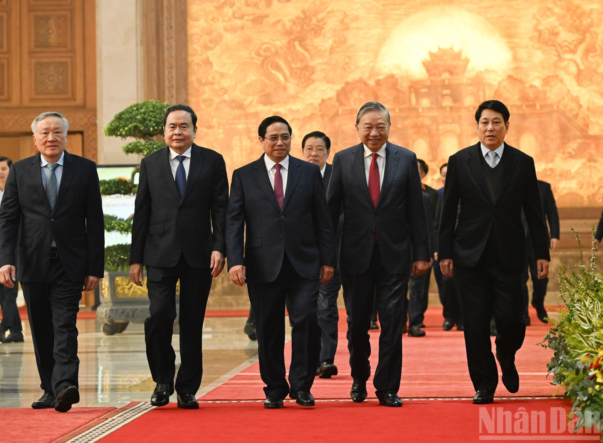 El secretario general del Partido Comunista de Vietnam, To Lam, el presidente Luong Cuong, el primer ministro Pham Minh Chinh, el titular de la Asamblea Nacional Tran Thanh Man, asisten al evento.