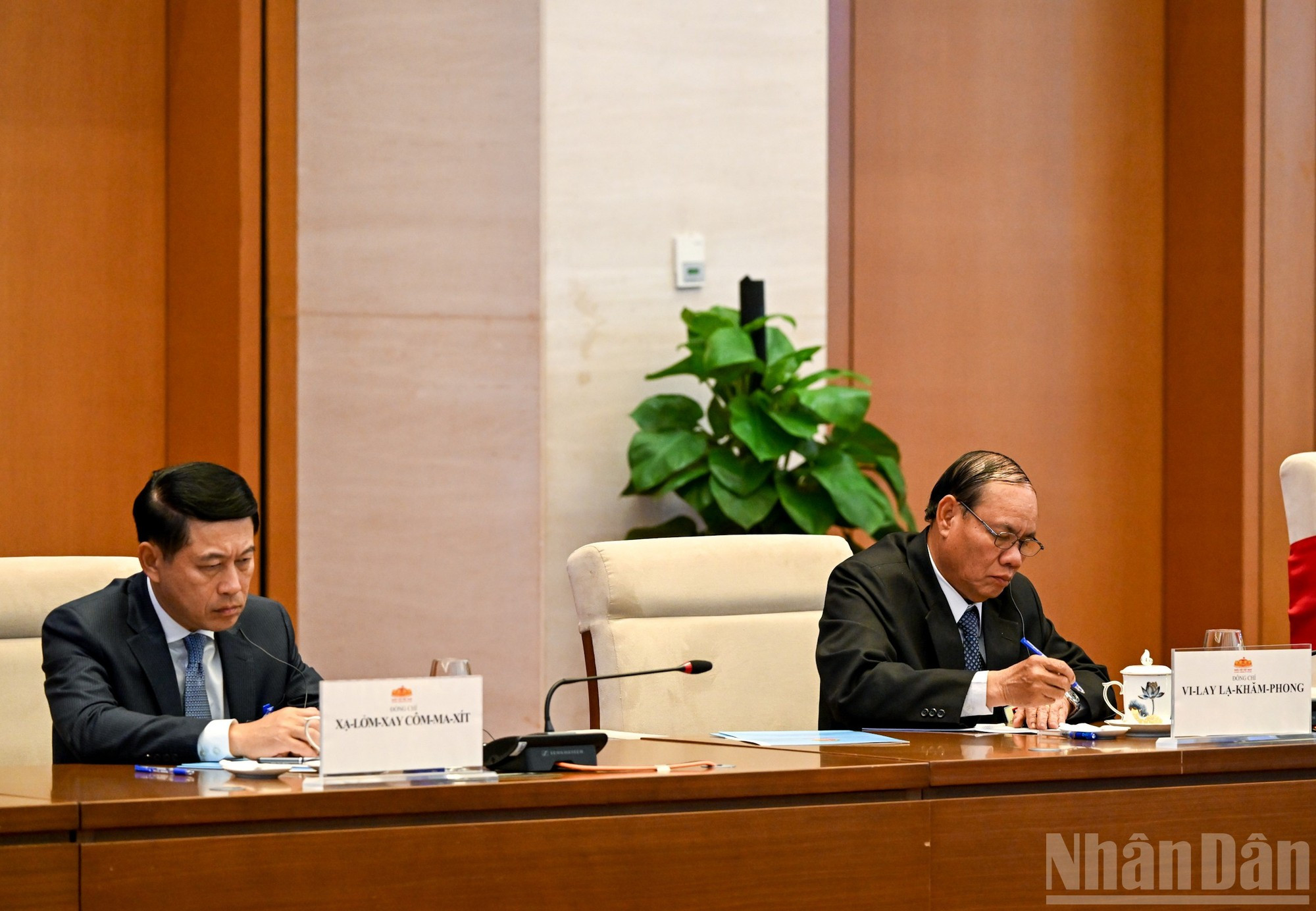 Mienbros de la delegación laosiano.