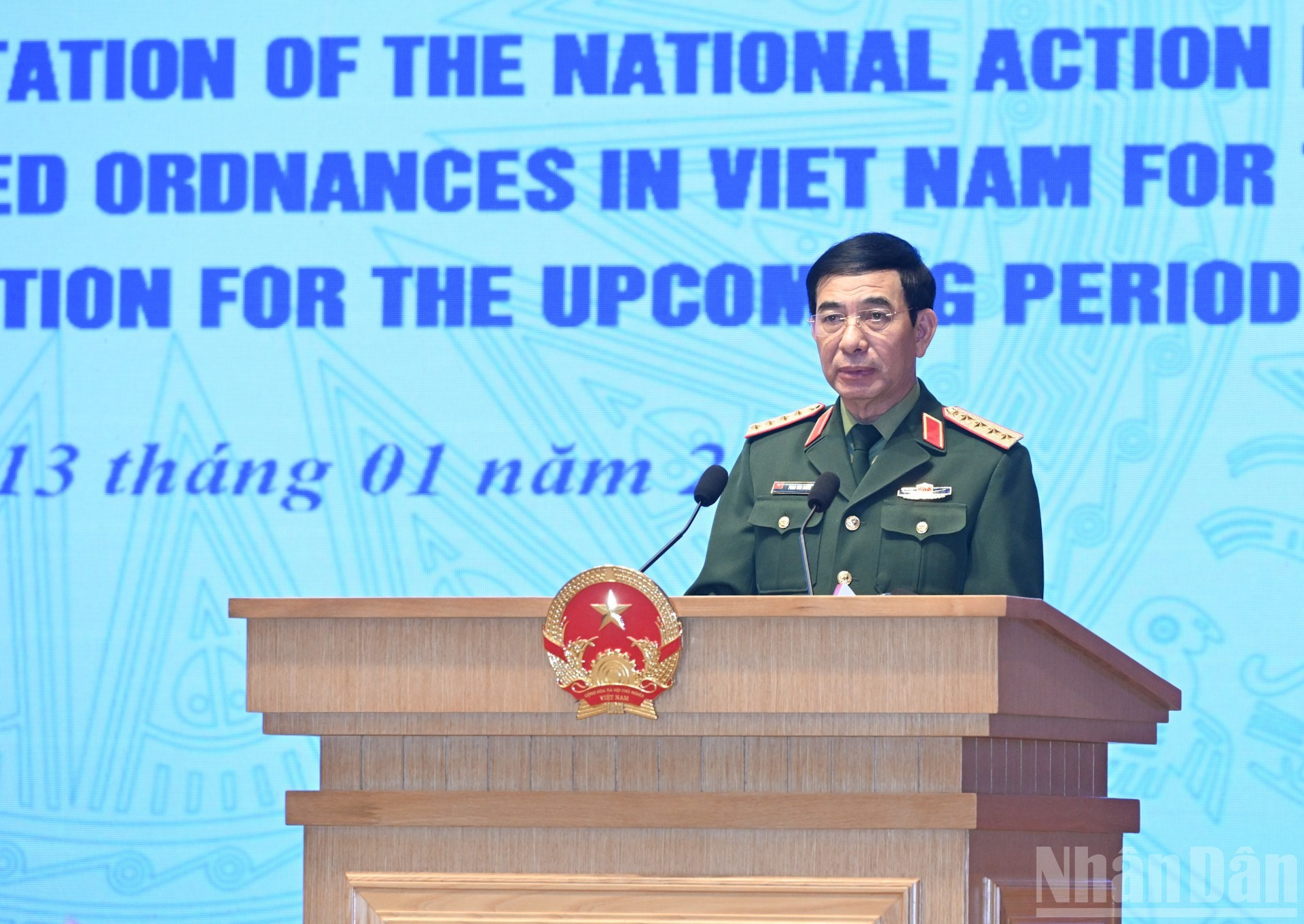 El general Phan Van Giang, ministro de Defensa, interviene en la cita.