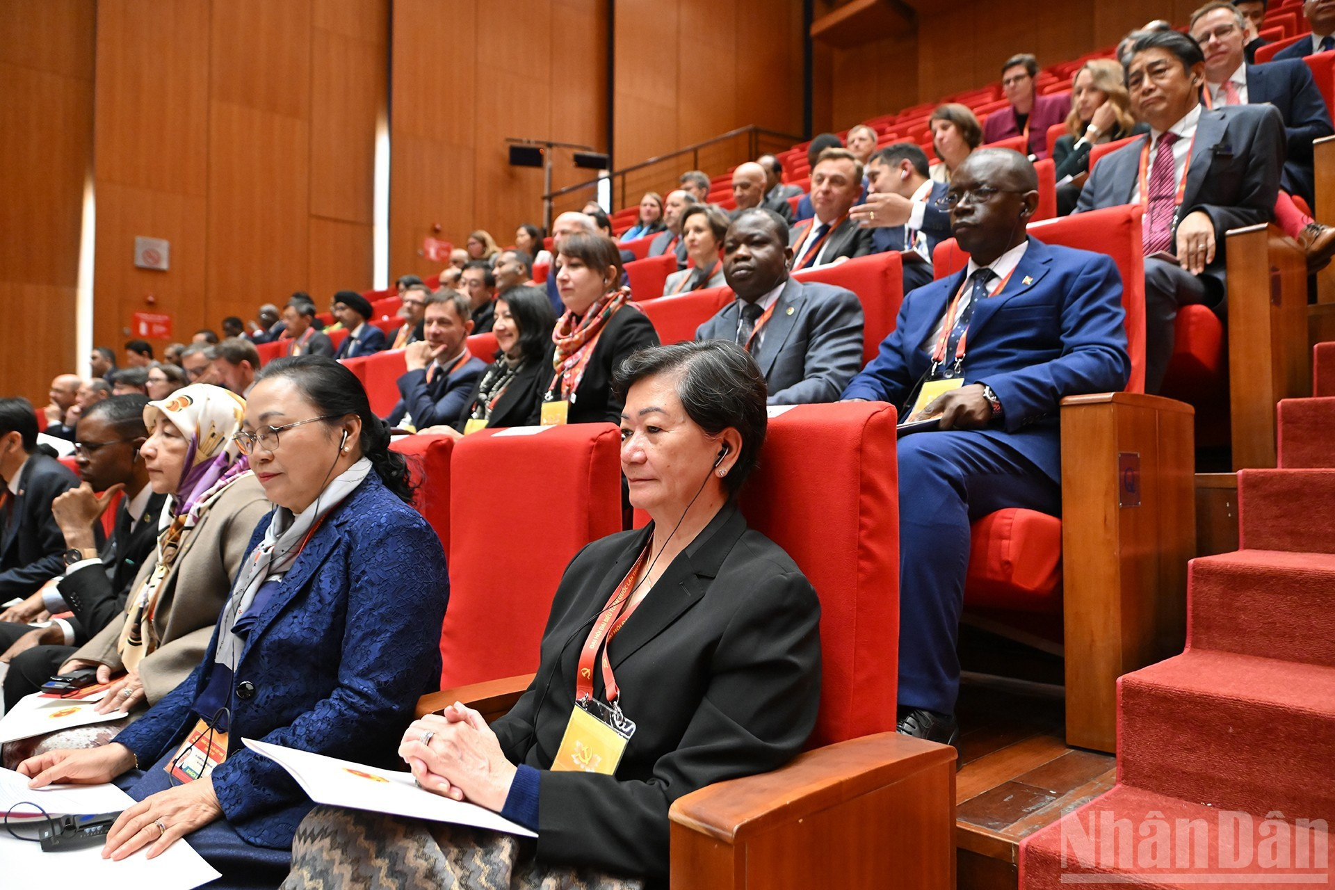 Delegados internacionales e invitados asisten a la sesión de clausura.