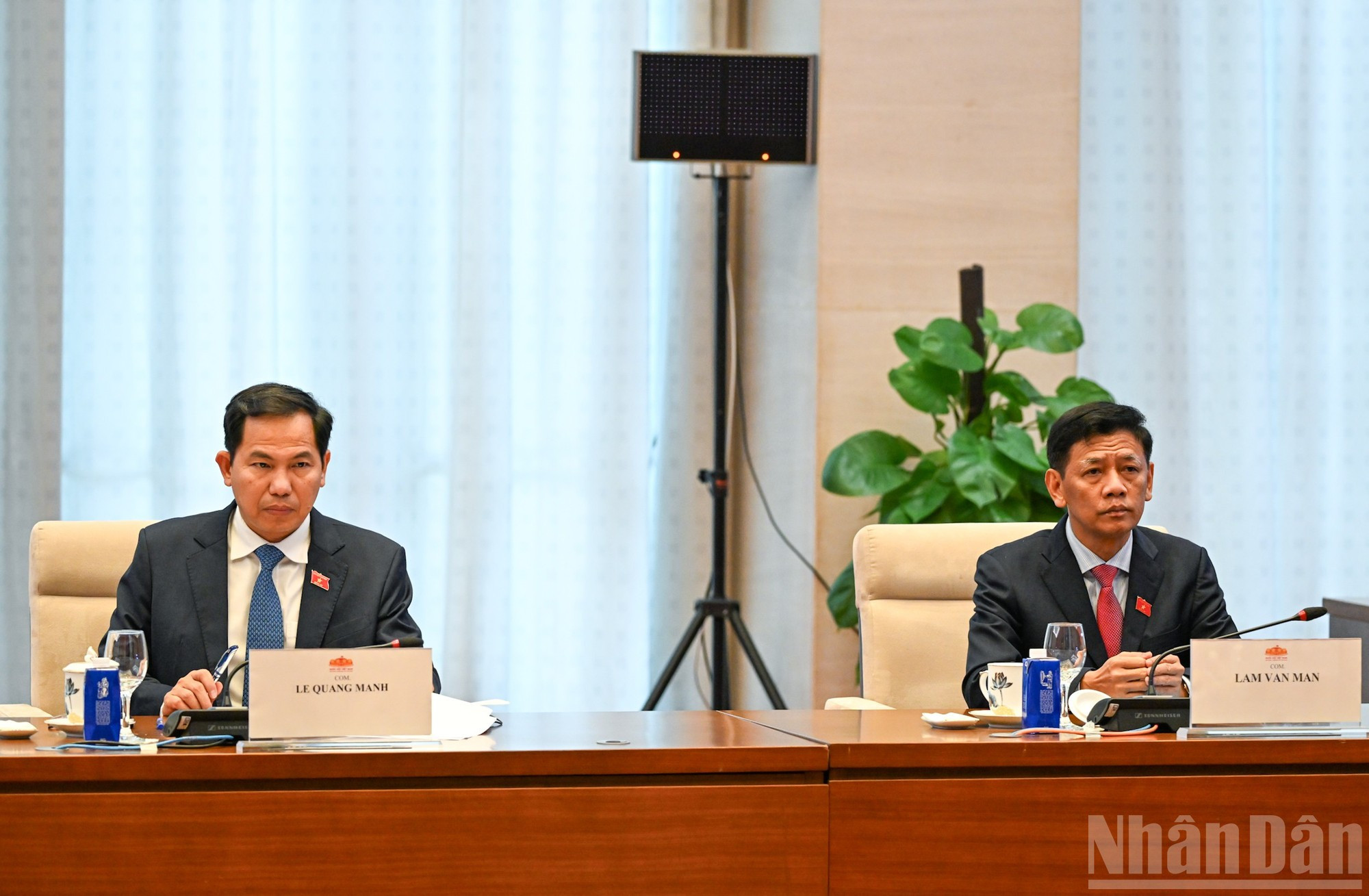 Asistentes vietnamitas en la cita.