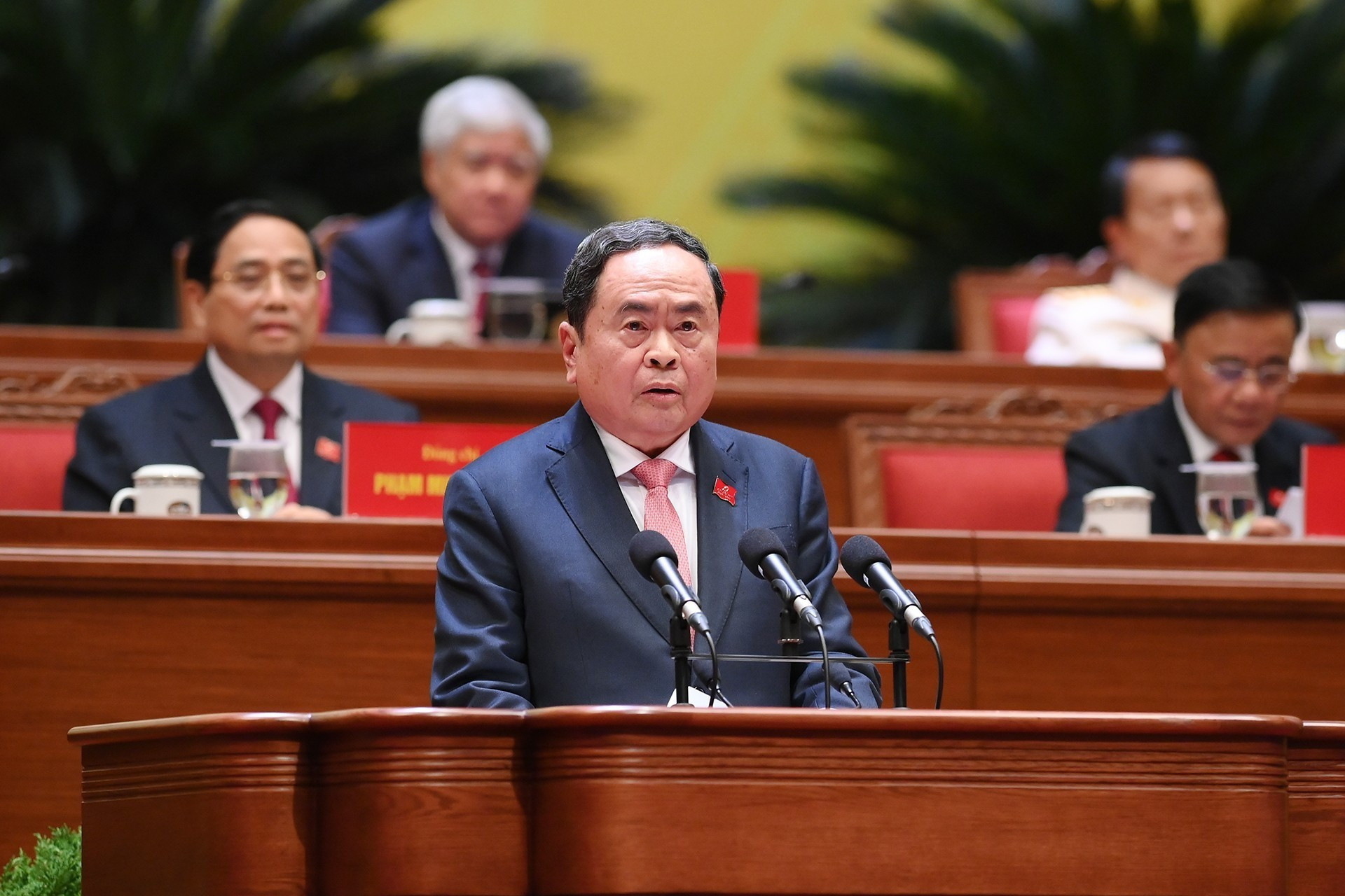 Tran Thanh Man presenta el informe sobre los resultados de la elección del Buró Político, del secretario general, del Secretariado, de la Comisión de Inspección Disciplinaria y su jefe para el XIV mandato del PCV.