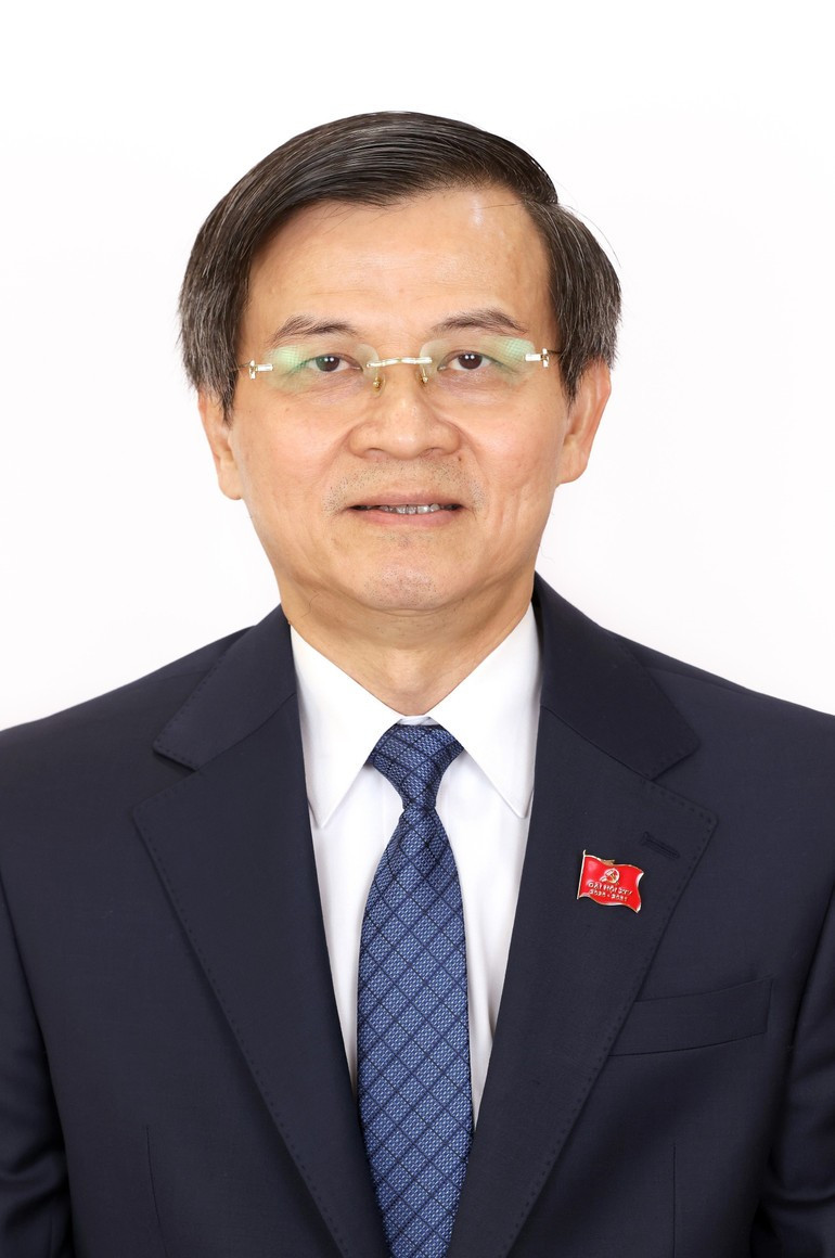 DOAN MINH HUAN, miembro del Comité Central, vicesecretario permanente del Comité del Partido y vicedirector permanente de la Academia Nacional de Política Ho Chi Minh