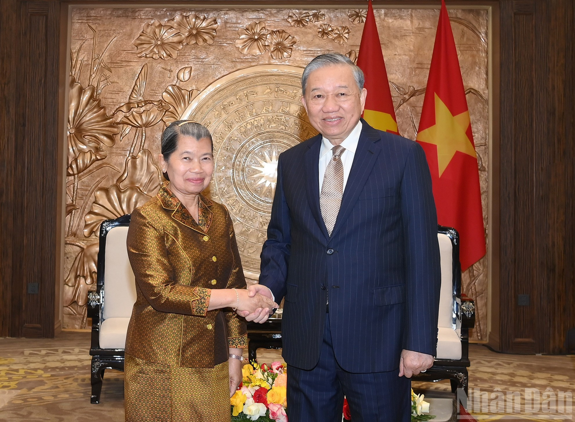 El secretario general del PCV, To Lam, recibe a Men Sam An, vicepresidenta del Partido Popular de Camboya.