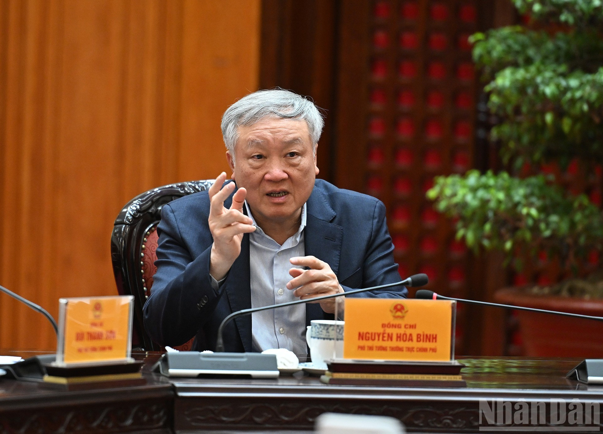 El viceprimer ministro permanente Nguyen Hoa Binh habla en la reunión.