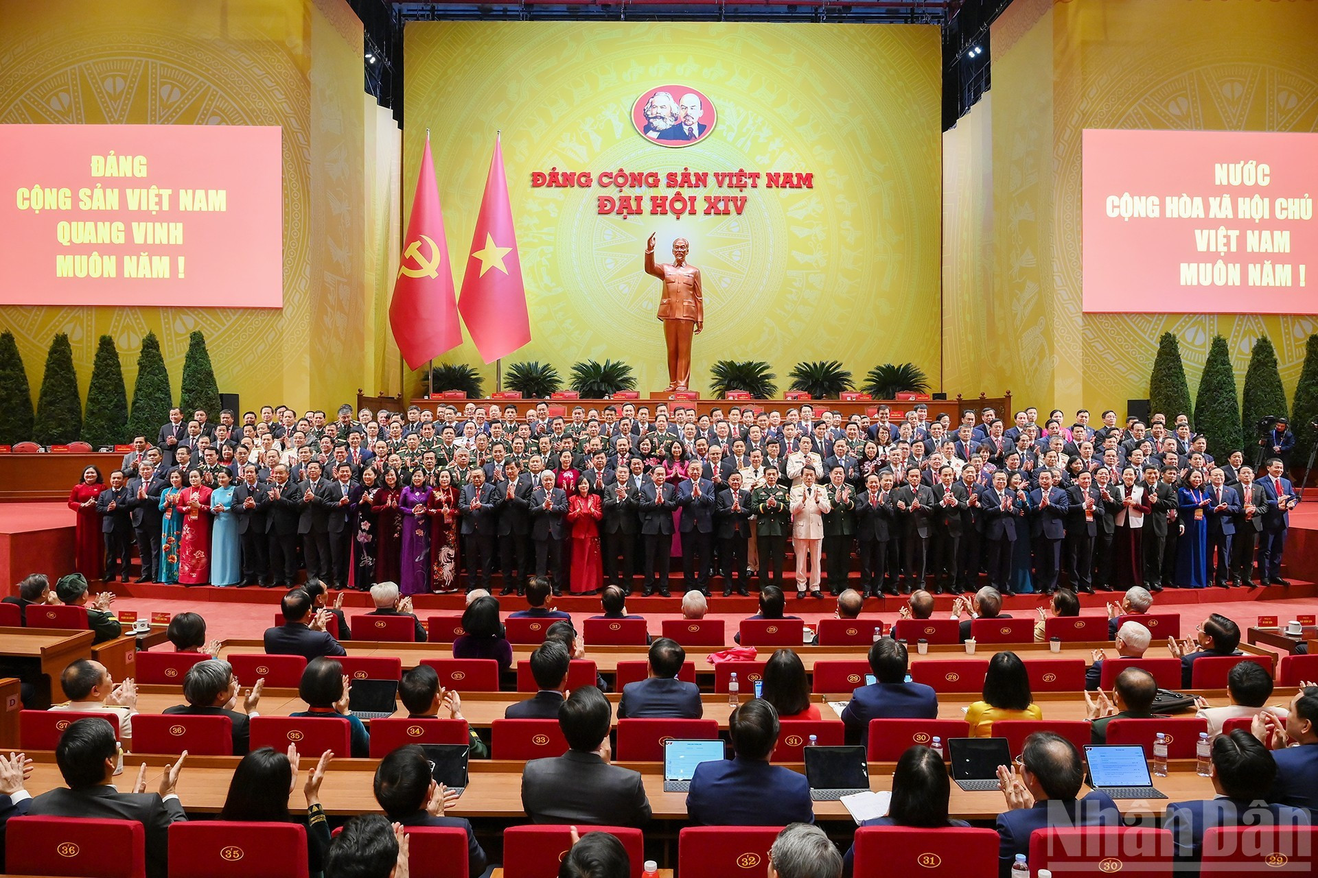 Se presentan al Congreso el Buró Político, el Secretariado y el Comité Central del PCV del XIV mandato.