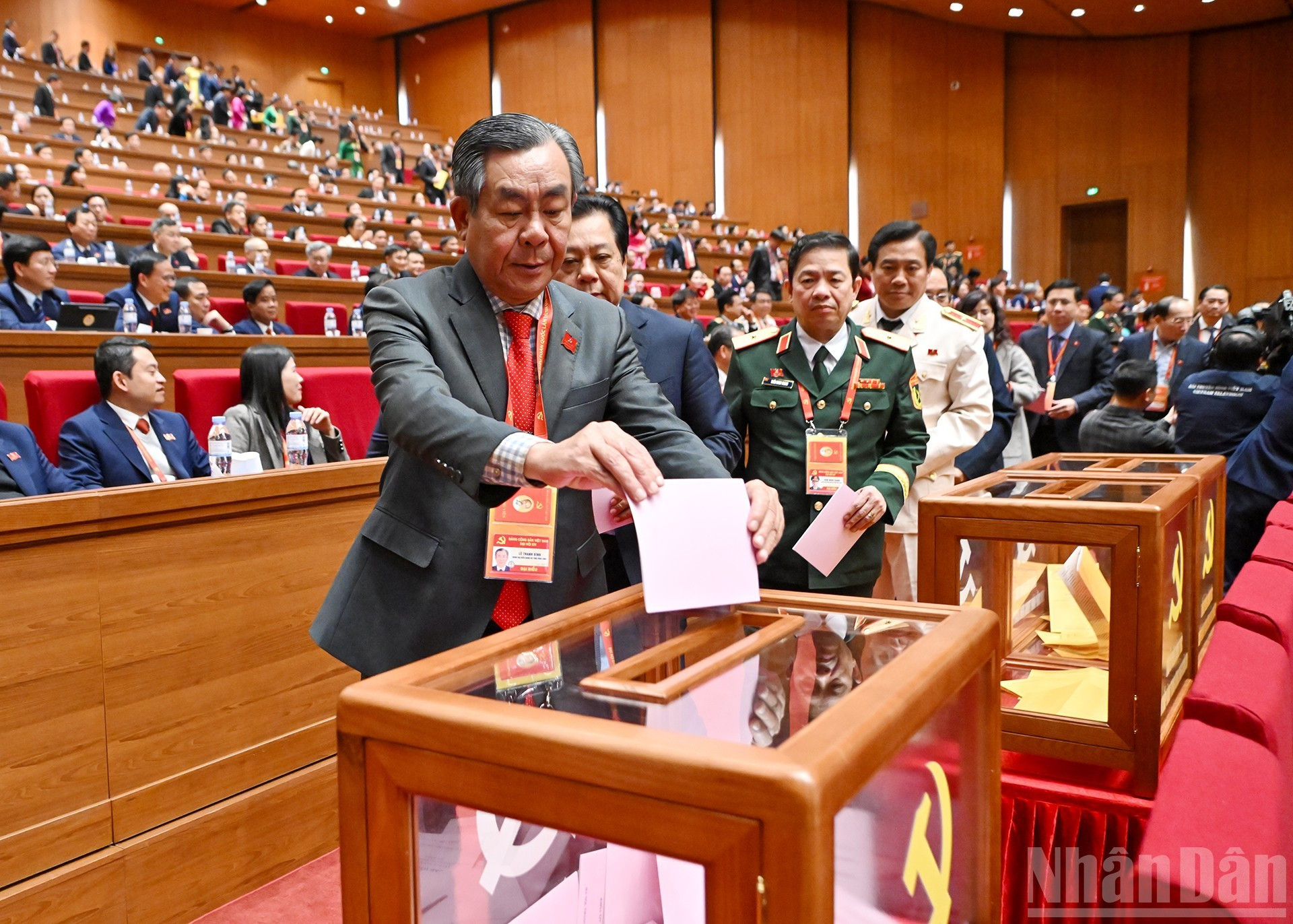 Delegados votan para la elección del Comité Central del PCV del XIV mandato.