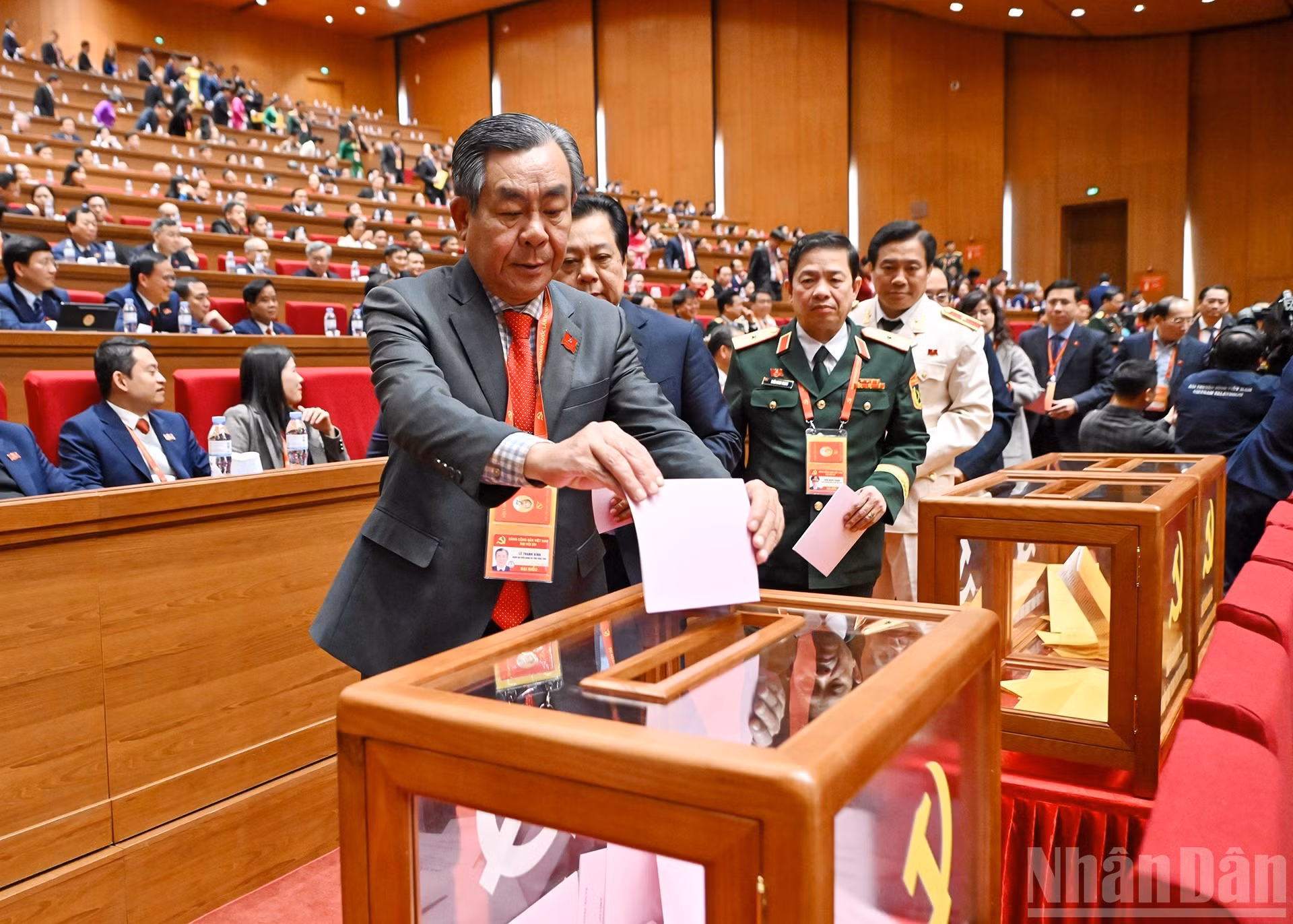 Delegados votan para la elección del Comité Central del PCV del XIV mandato.
