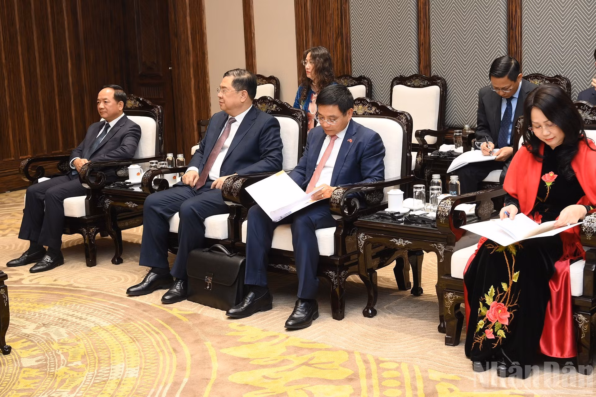 Asistentes vietnamitas en la reunión.