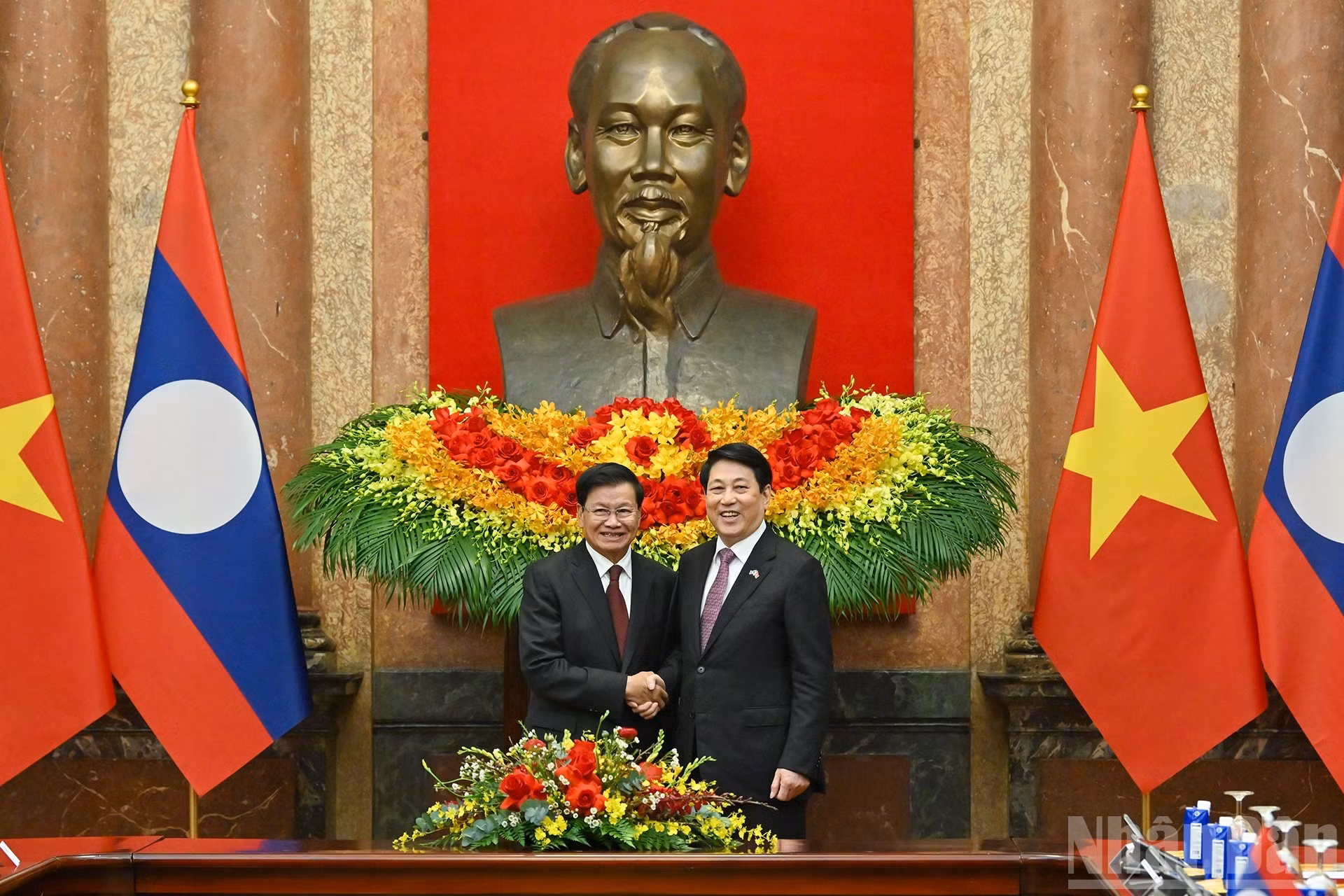 El presidente de Vietnam, Luong Cuong, y el secretario general del Partido Popular Revolucionario y presidente de Laos, Thongloun Sisoulith.