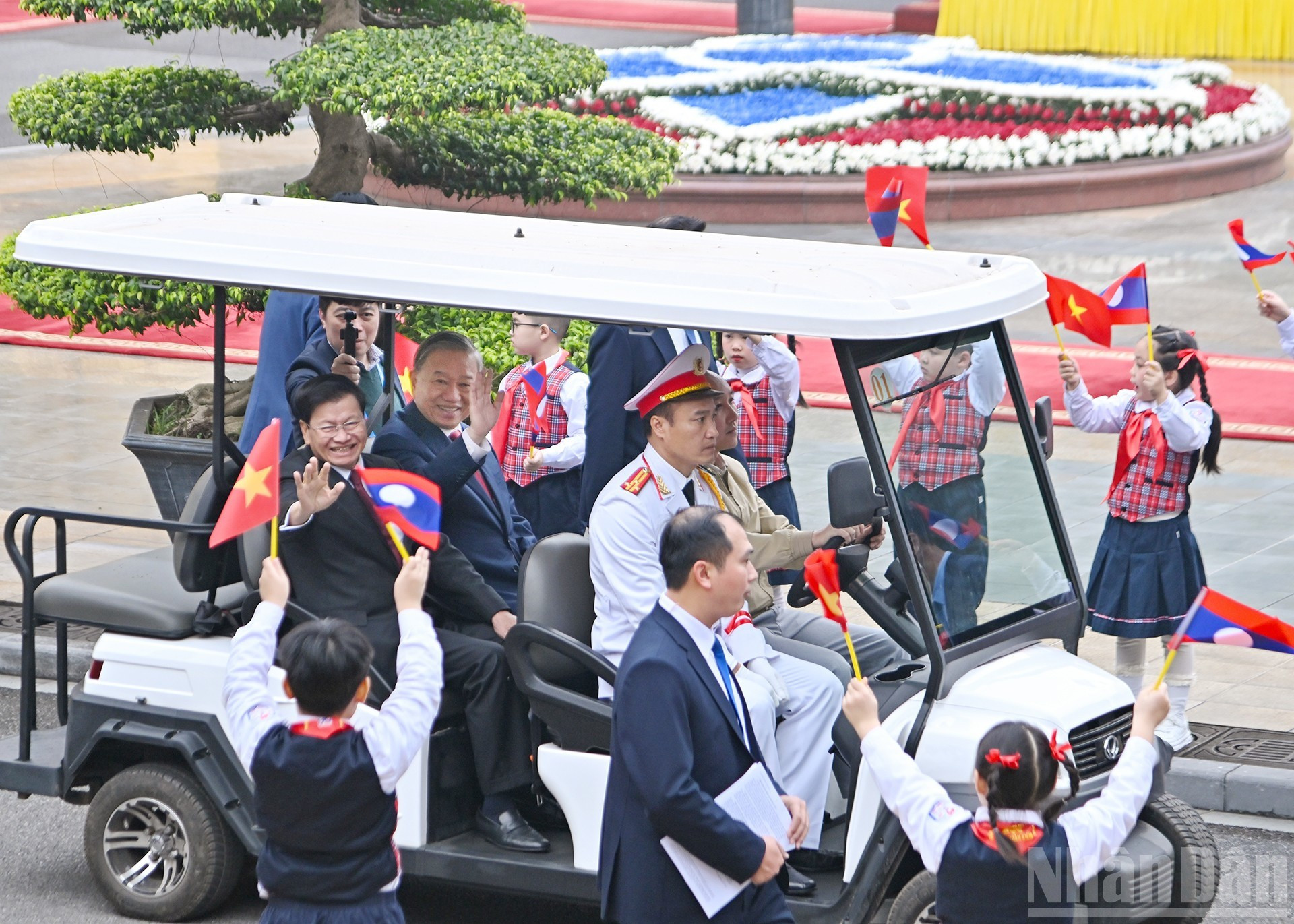 Inmediatamente después de la ceremonia de bienvenida, ambos líderes se trasladan a la sede del Comité Central del PCV para sostener conversaciones.