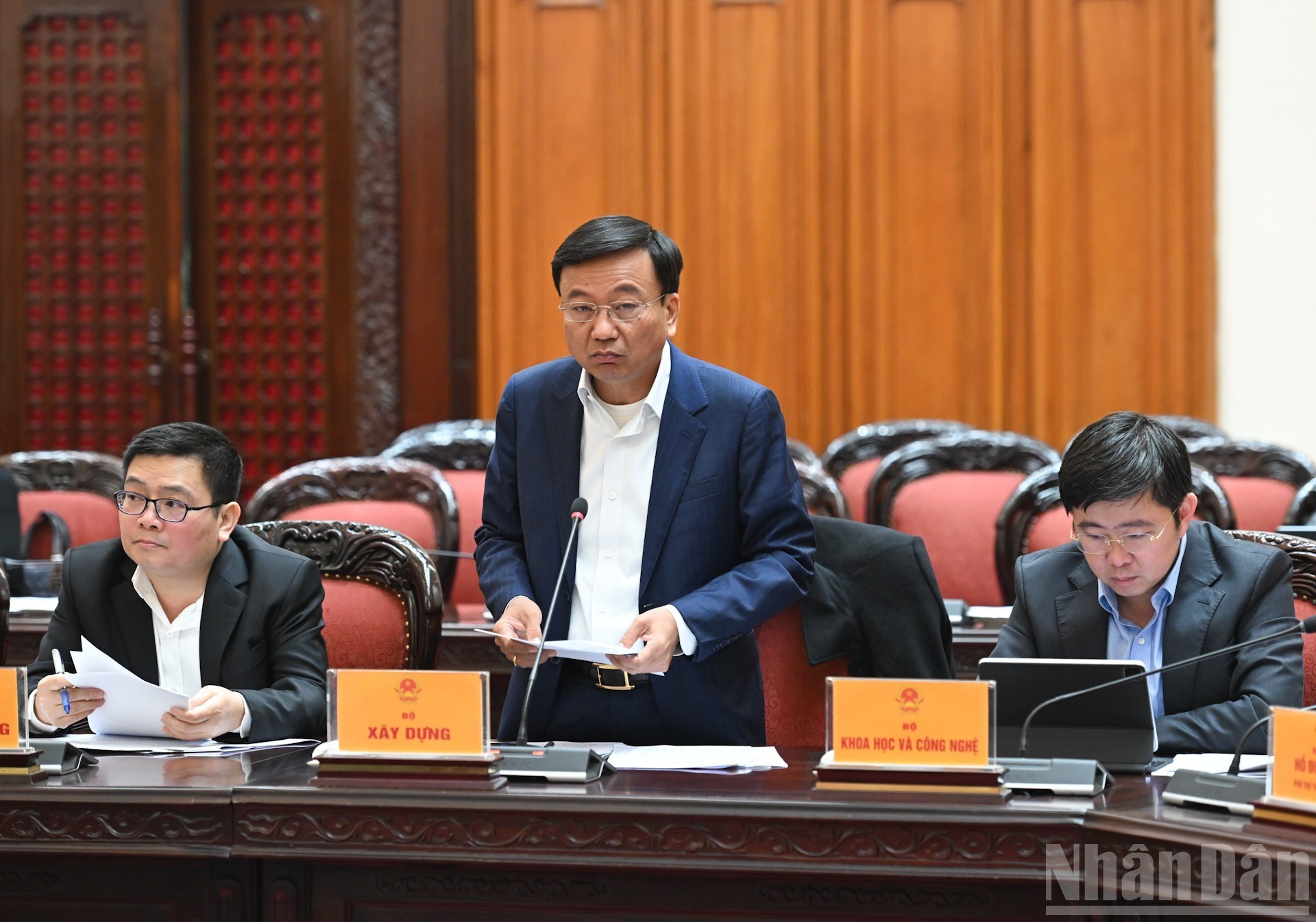 El viceministro de Construcción Nguyen Danh Huy habla en la sesión.