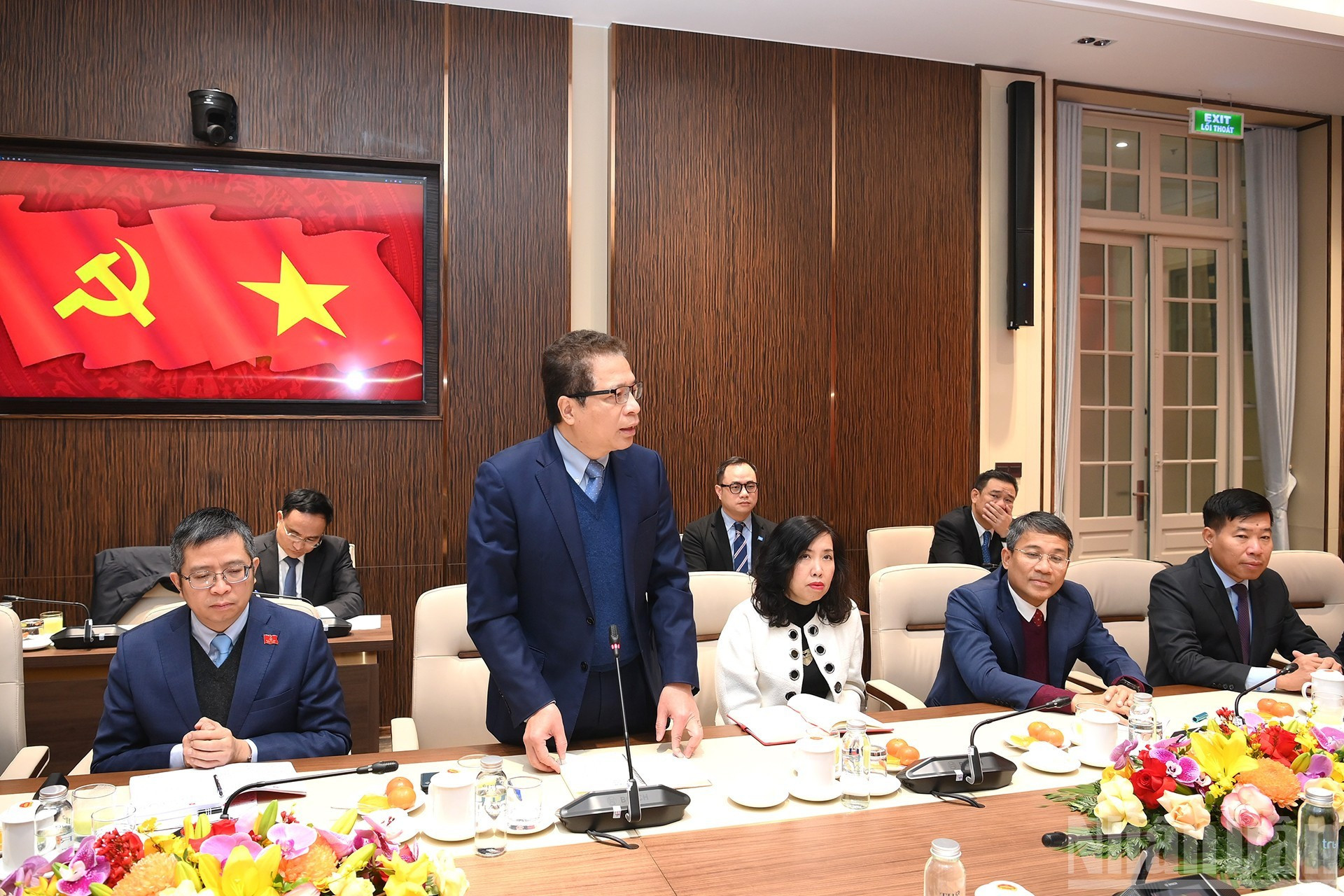Representante de los embajadores y jefes de misiones diplomáticas de Vietnam en el exterior toma la palabra en la reunión.