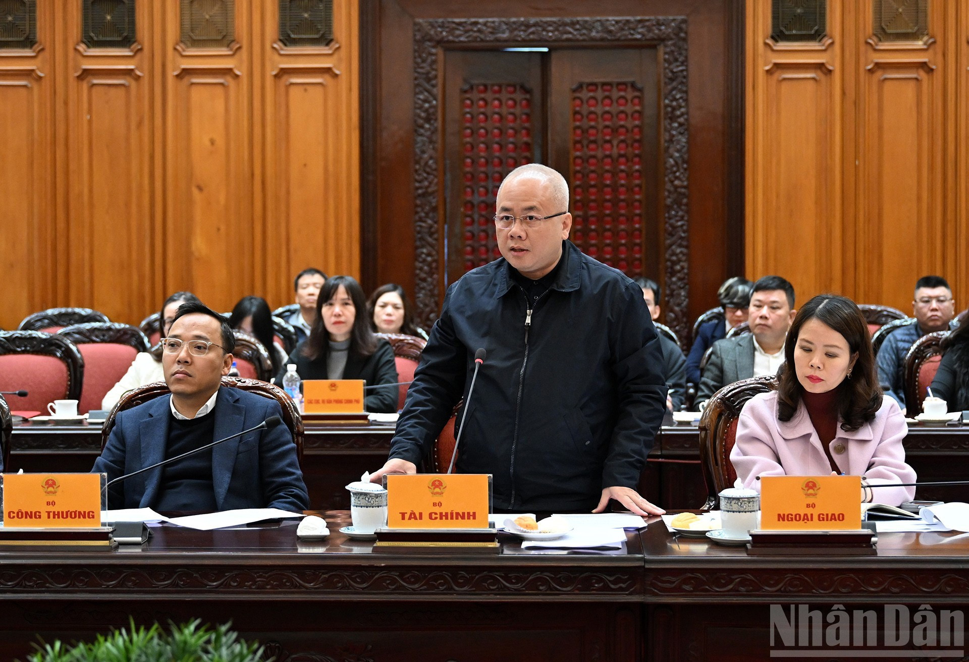 El viceministro de Finanzas Do Thanh Trung habla en la reunión.