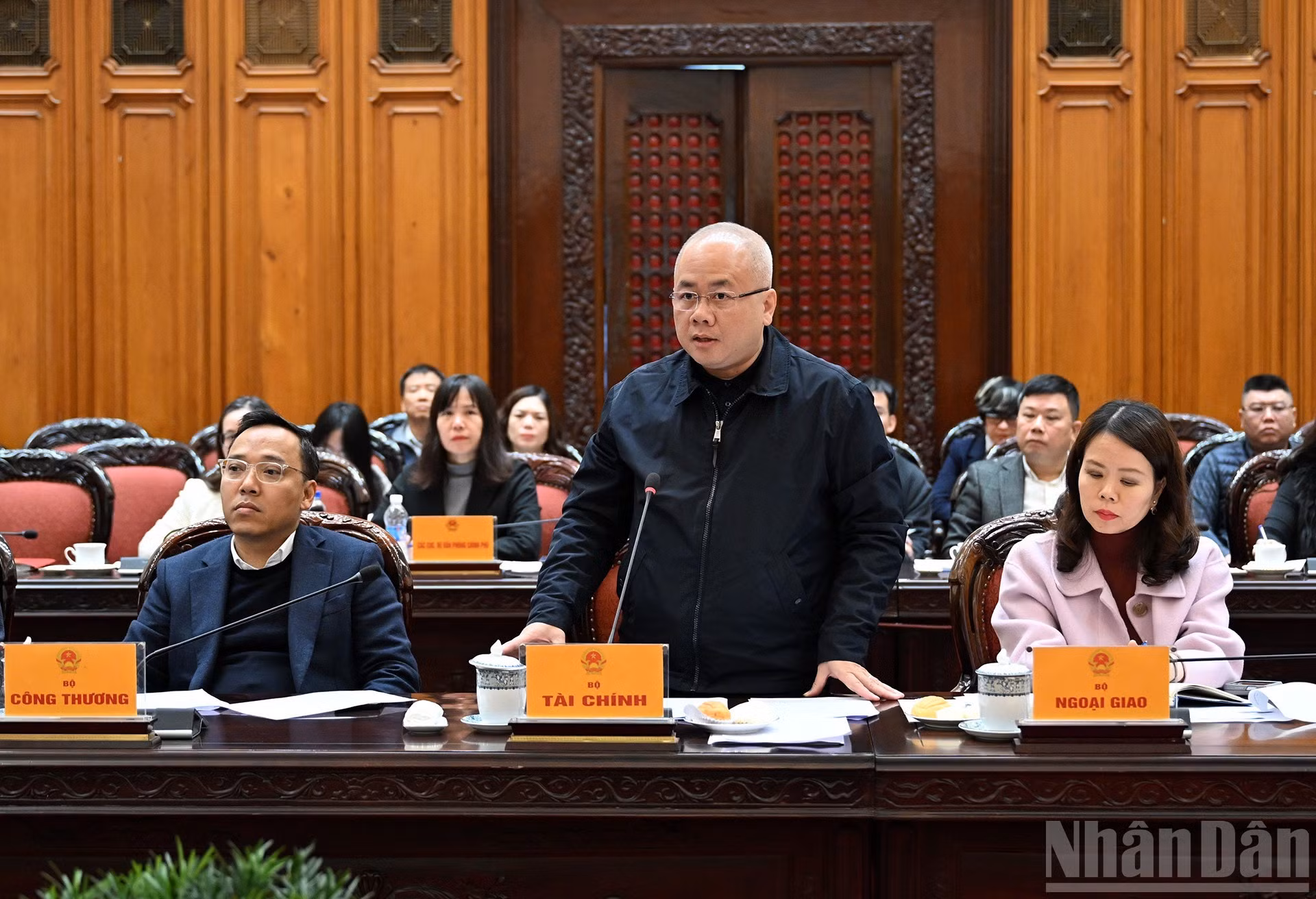 El viceministro de Finanzas Do Thanh Trung habla en la reunión.