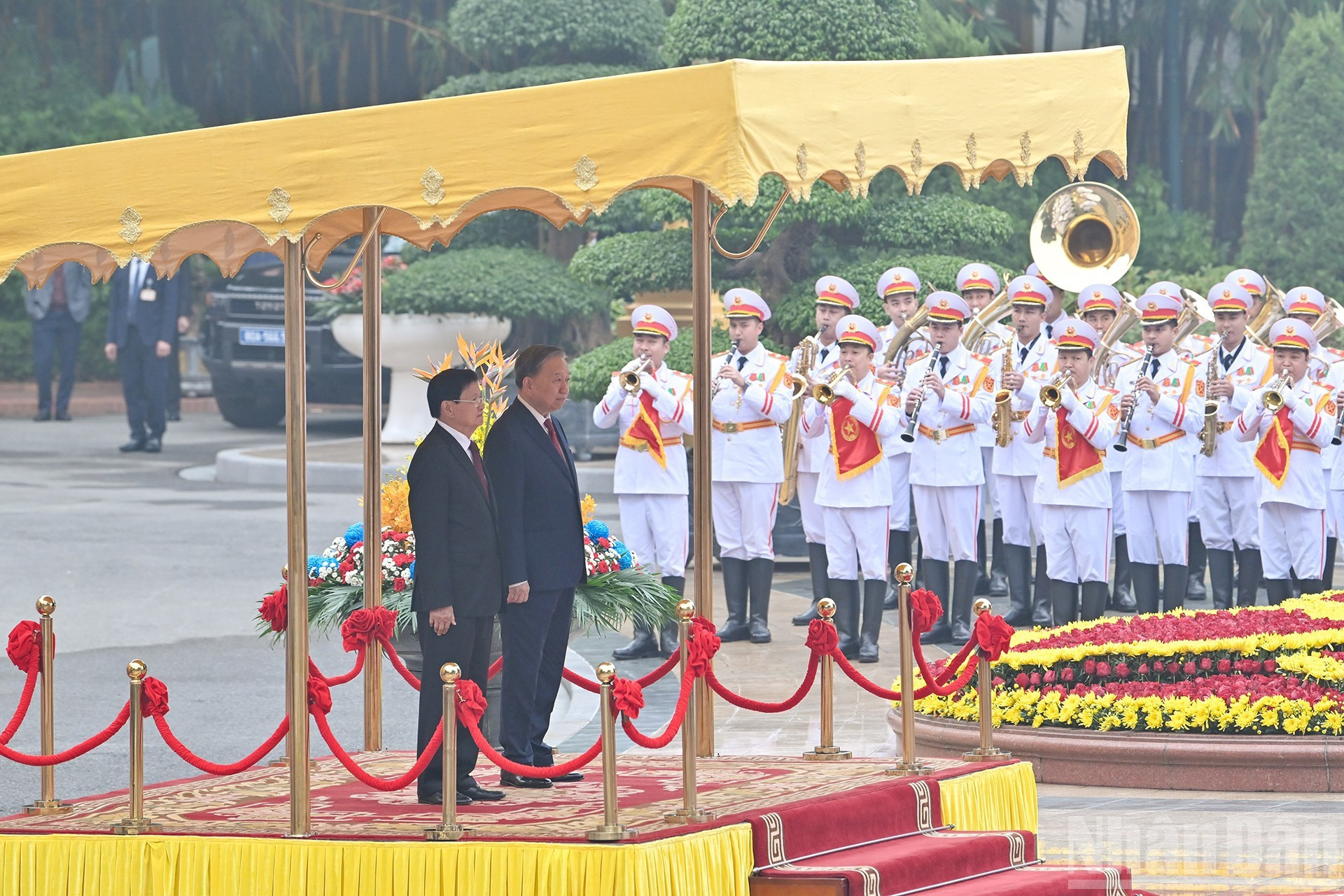 Ambos dirigentes se paran el podio de honor mientras se entonan los himnos de los dos países.
