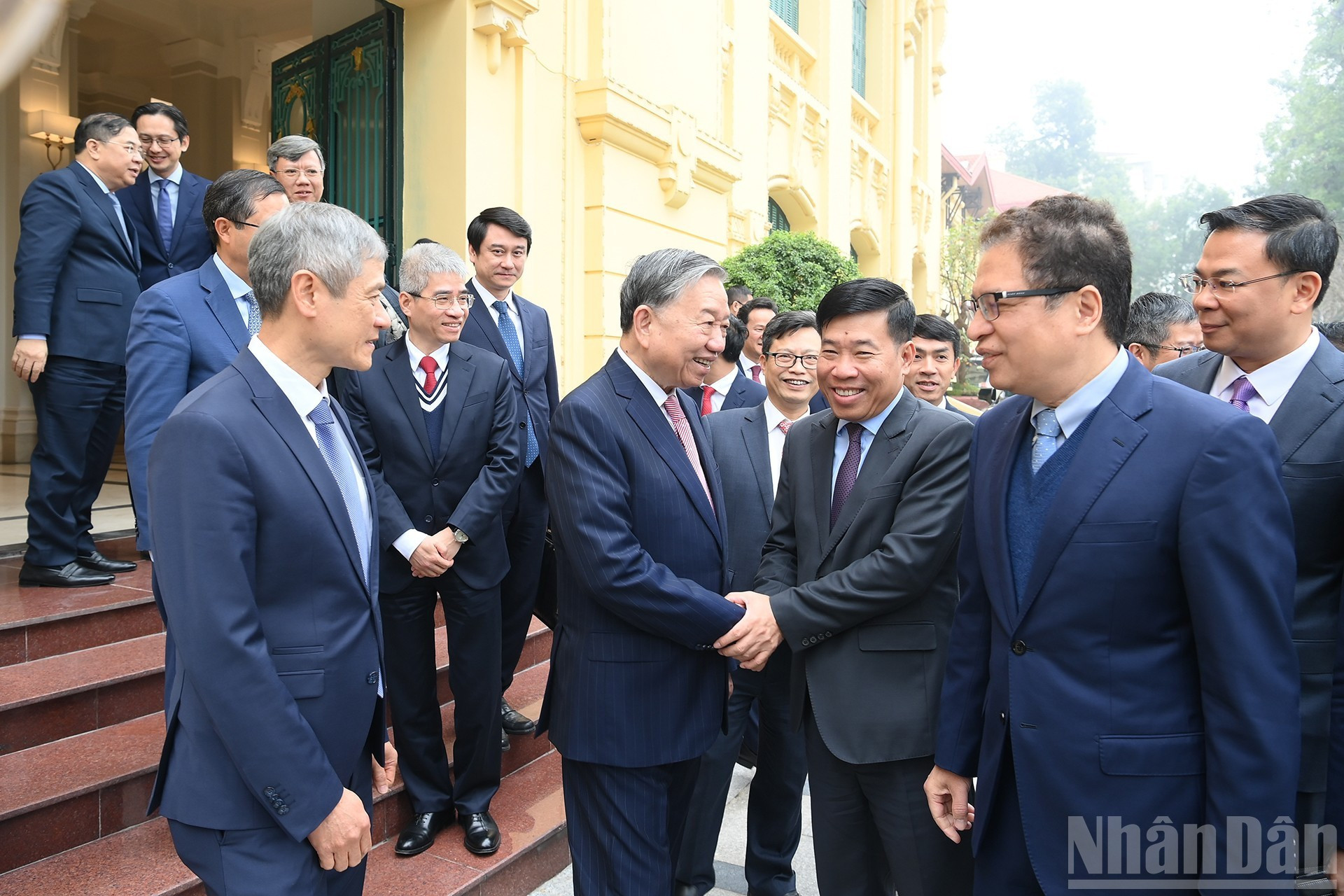 El secretario general To Lam y los delegados.