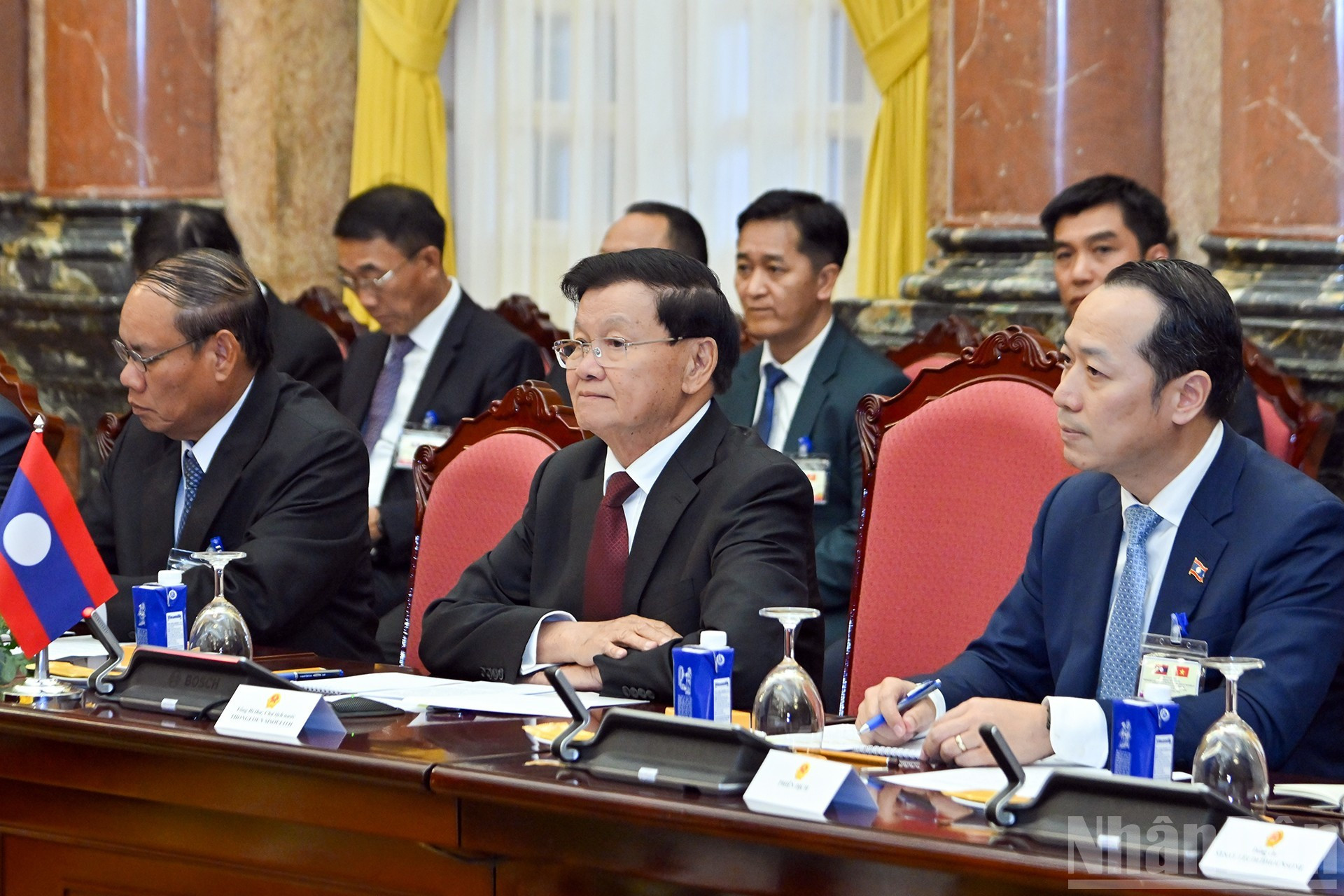 Thongloun Sisoulith interviene en la cita.