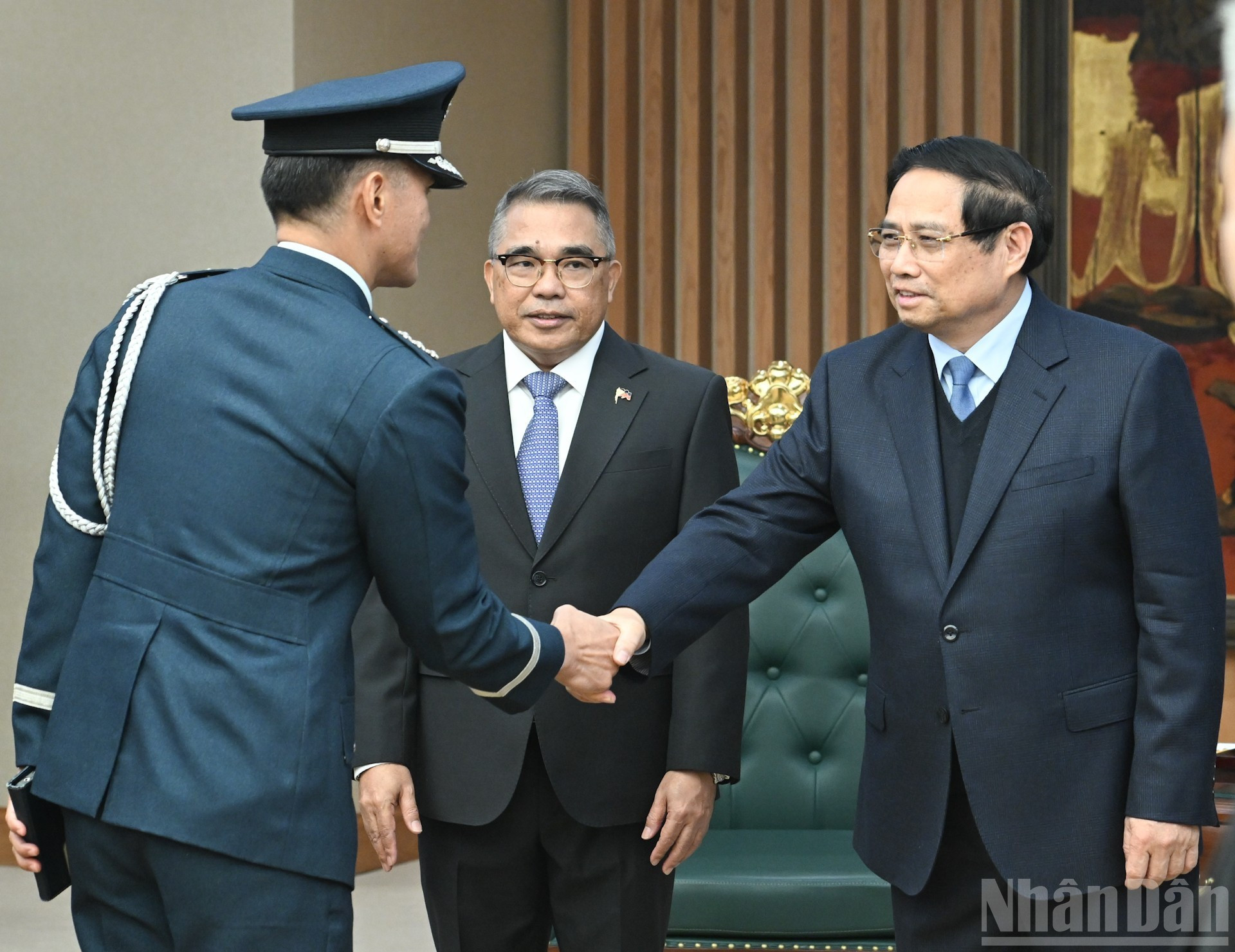 El primer ministro Pham Minh Chinh da la bienvenida a los miembros de la delegación que acompañan al embajador filipino.