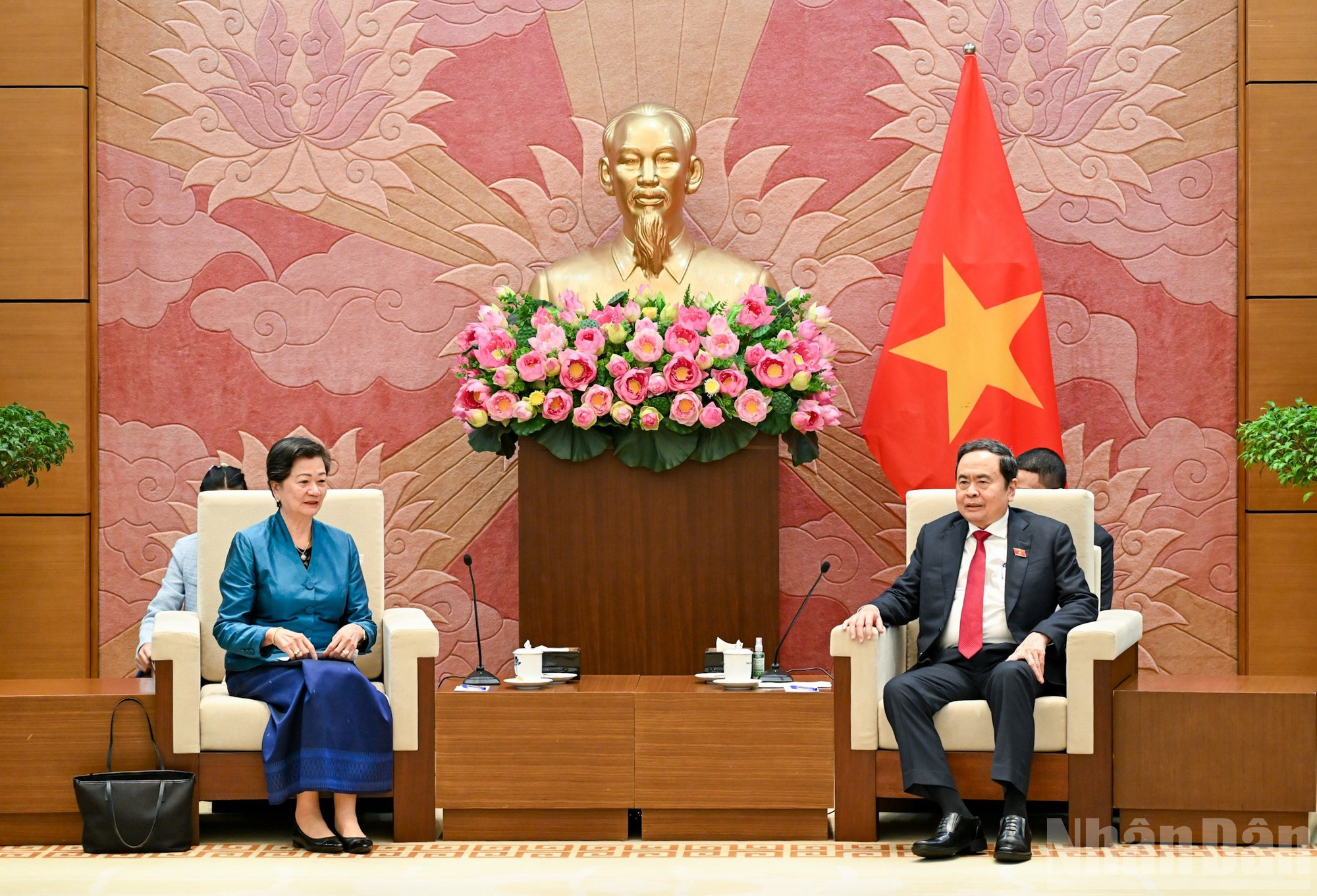 Than Man y la diplomática camboyana en la cita.